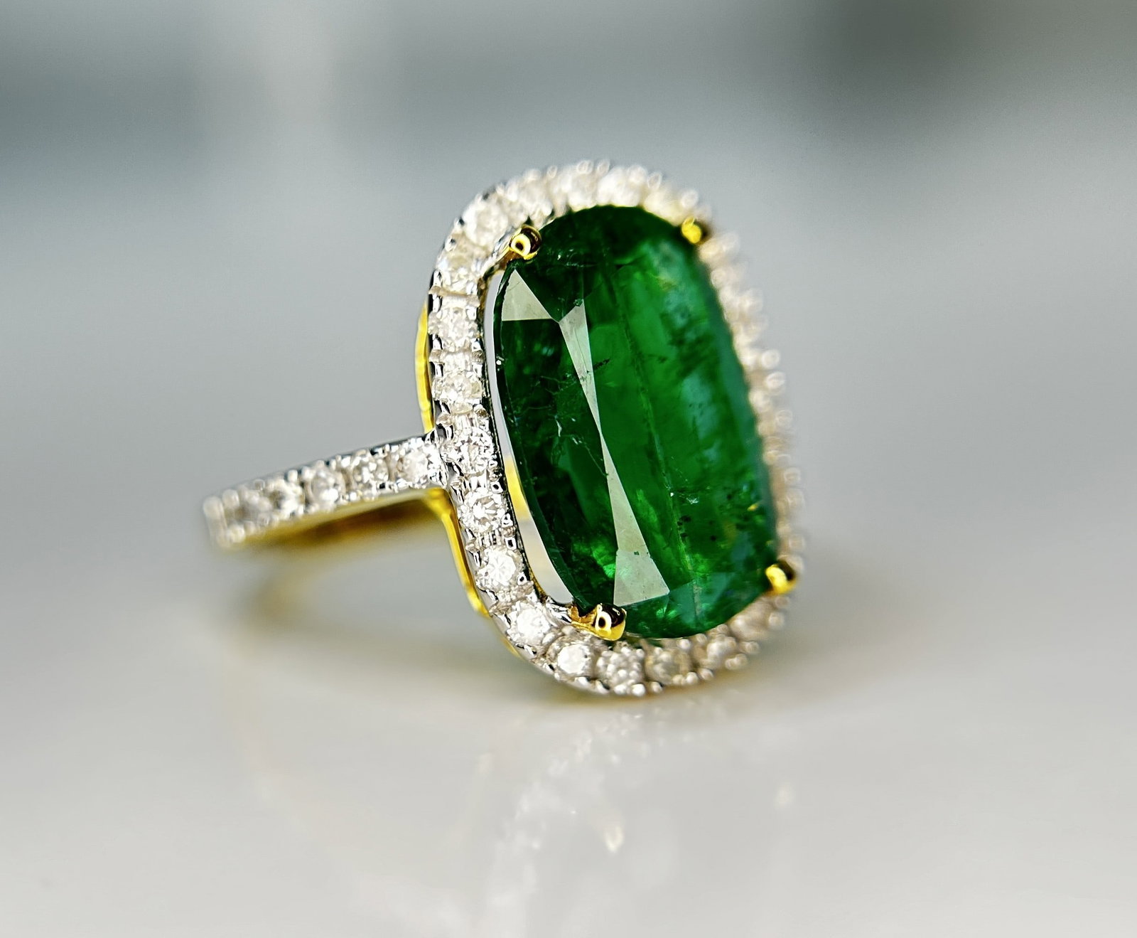 Beautiful Natural Emerald 3.90 CT With Natural Diamonds & 18k Gold - 7