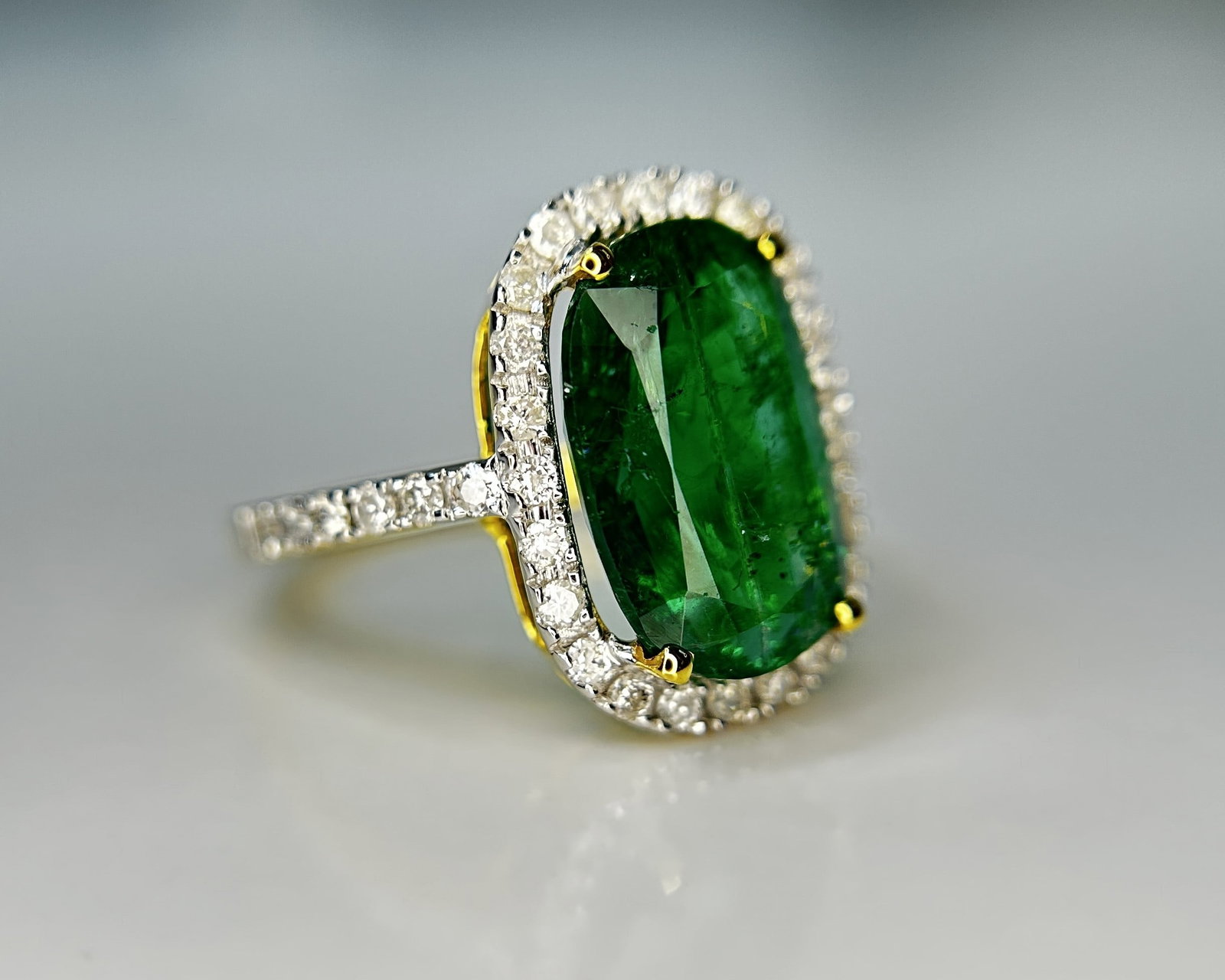 Beautiful Natural Emerald 3.90 CT With Natural Diamonds & 18k Gold - 8