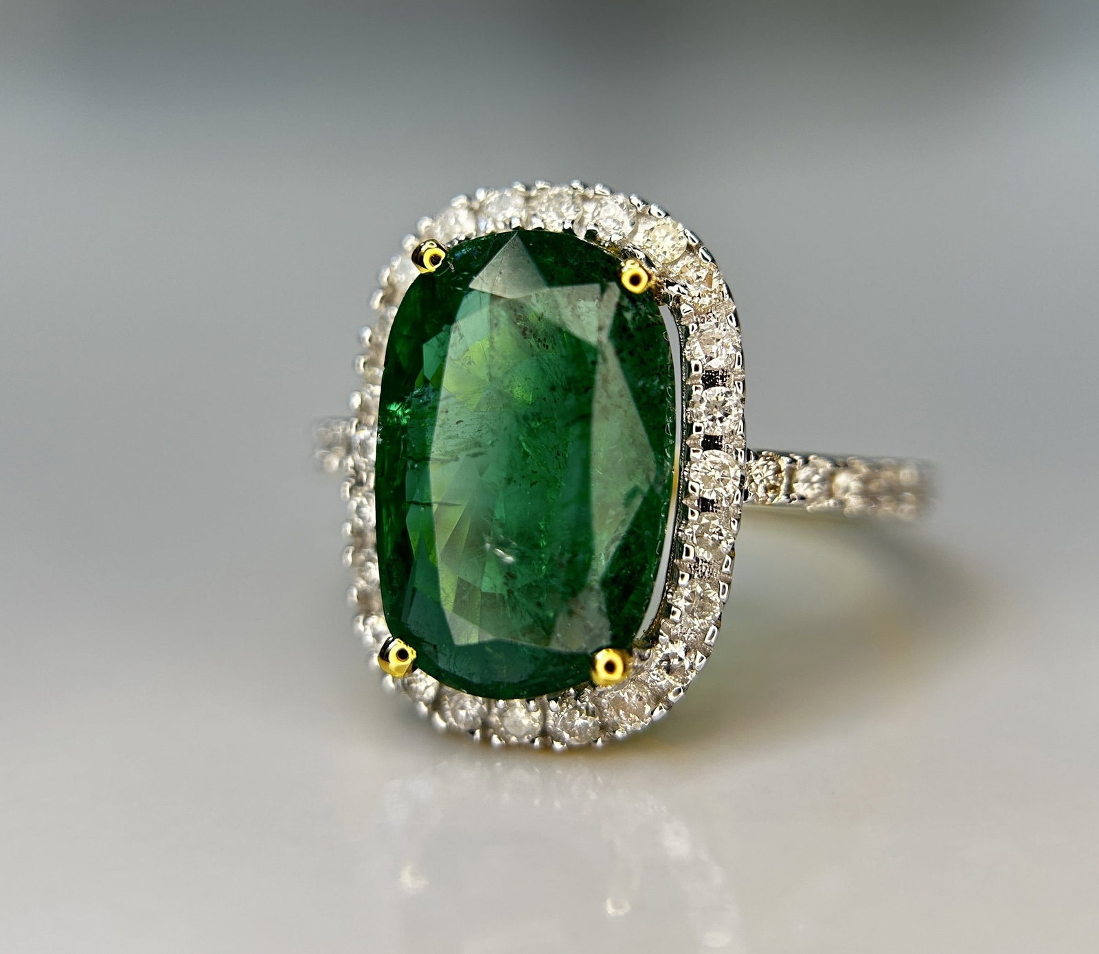 Beautiful Natural Emerald 3.90 CT With Natural Diamonds & 18k Gold - 9