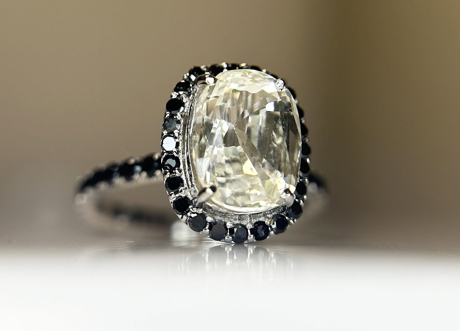 Beautiful 3.15CT Natural Ceylon White Sapphire W Natural Diamonds & 18k Gold - 9