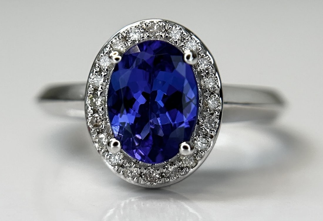 Beautiful Natural Tanzanite Ring With Diamonds and 18k Gold: Title: Beautiful Natural Tanzanite Ring With Diamonds and 18k Gold Description: Beautiful Natural Tanzanite Ring With Diamonds and 18k Gold. 1.16 CTS.Natural Tanzanite Colour: Bl