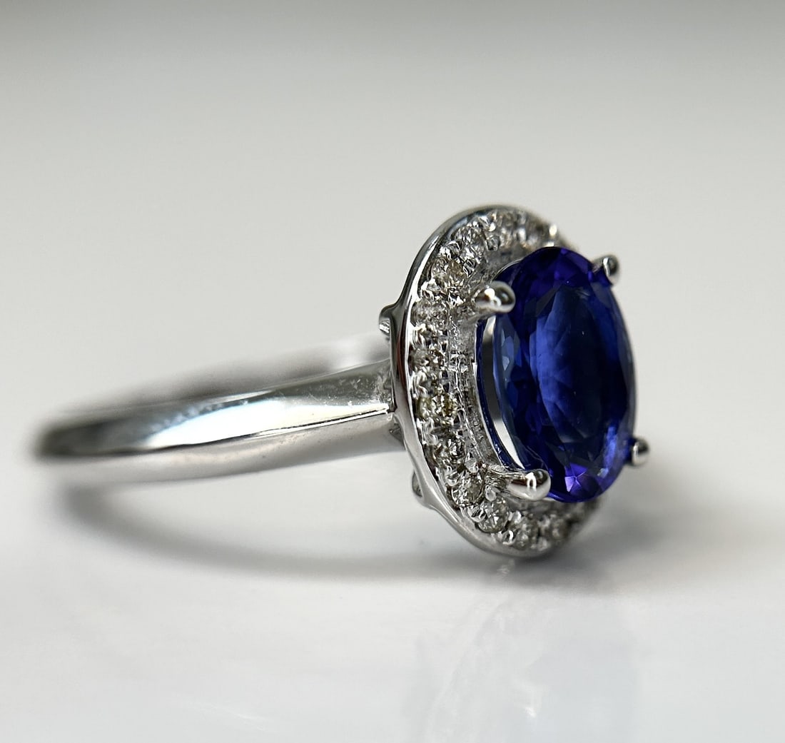Beautiful Natural Tanzanite Ring With Diamonds and 18k Gold - 8
