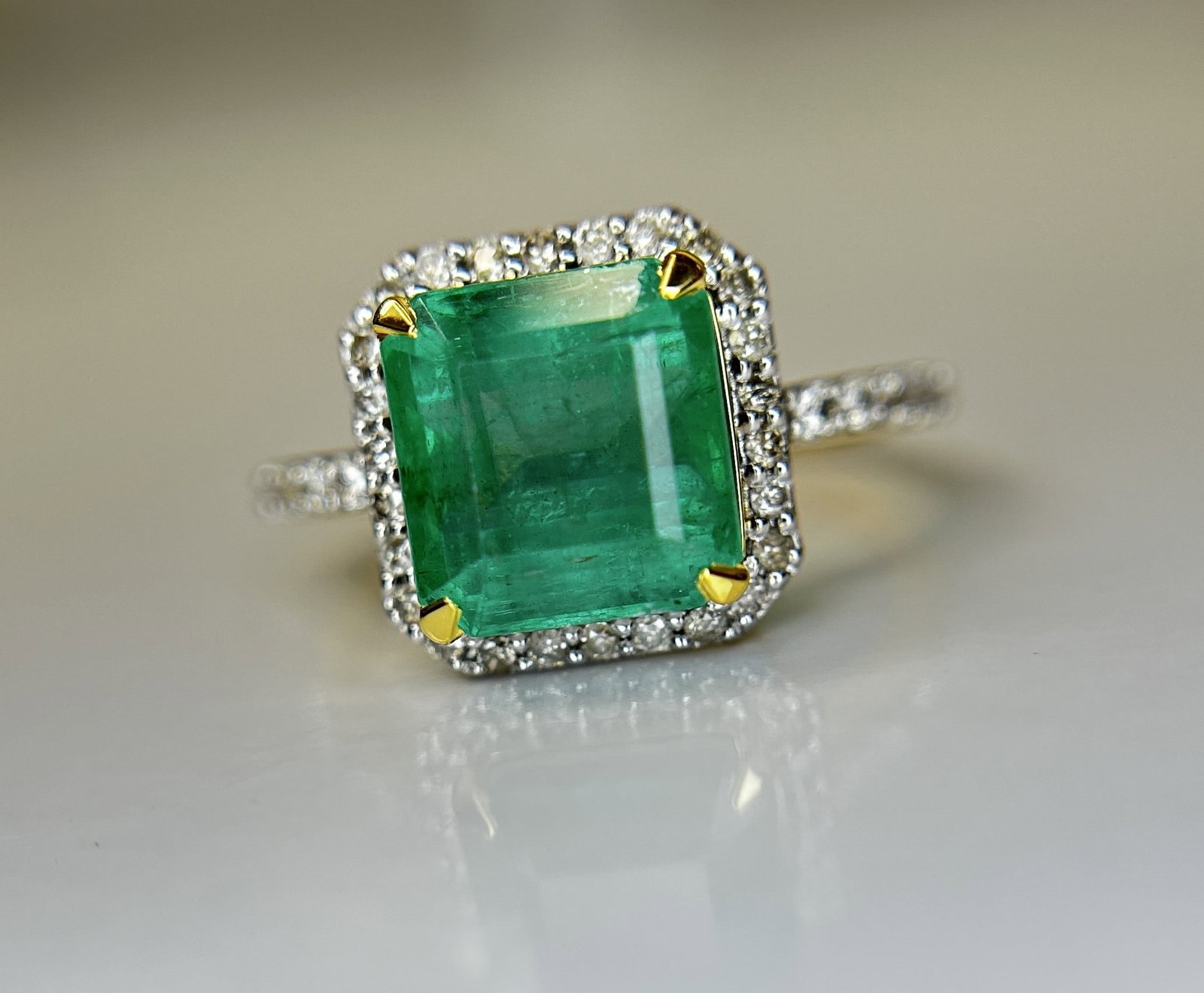 Beautiful Natural Columbian Emerald 3.74 CT With Natural Diamonds & 18k Gold - 2