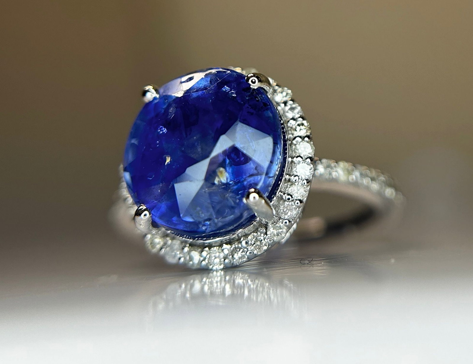Beautiful 6.62 CT Natural Ceylon Cornflour Blue Sapphire Diamonds & 18k Gold - 2