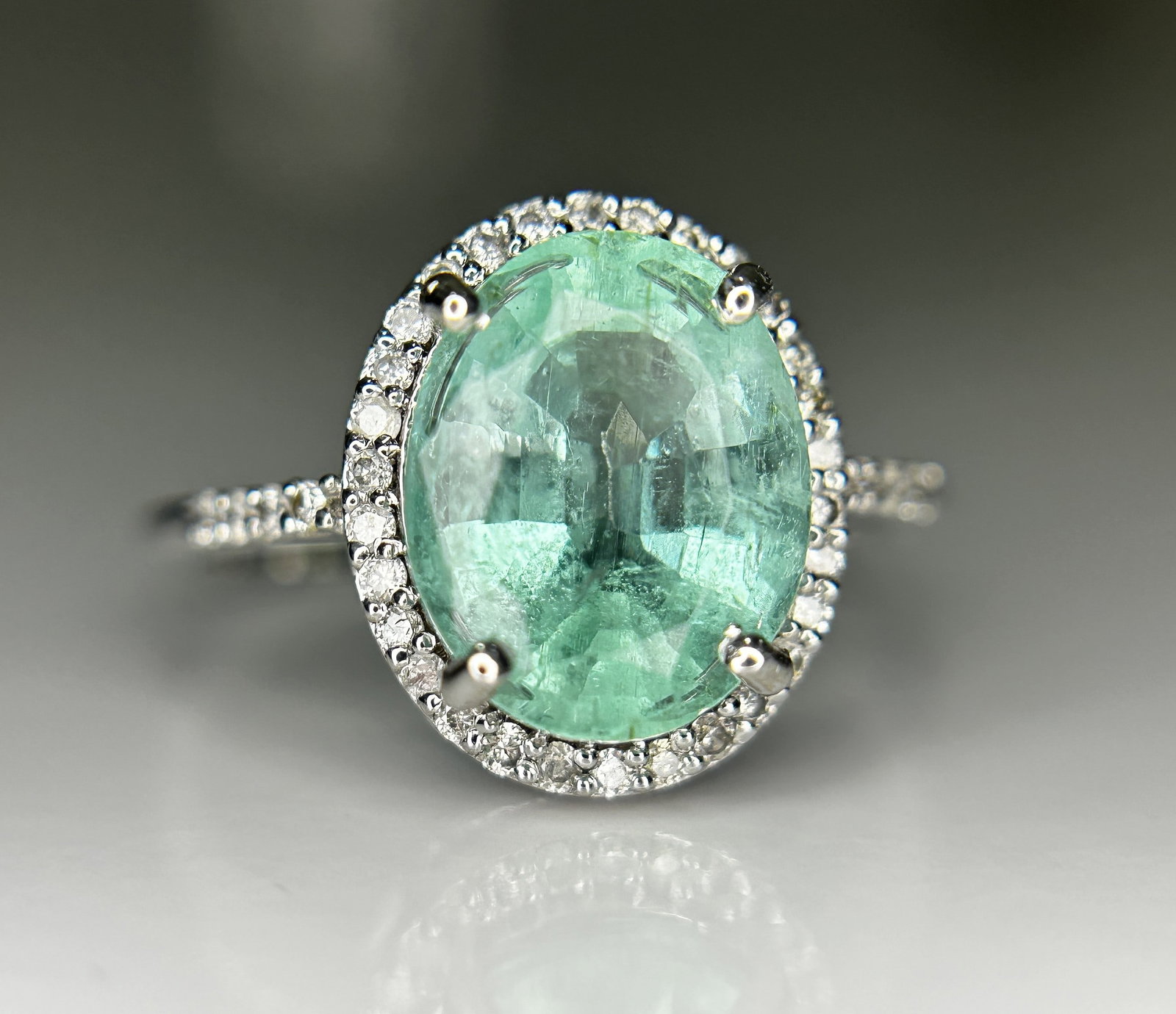 Beautiful 2.75 CT Untreated Columbian Natural Emerald Ring With Diamonds & 18k Gold: Title: Beautiful 2.75 CT Untreated Columbian Natural Emerald Ring With Diamonds & 18k Gold Description: Beautiful 2.75 CT Untreated Natural Emerald Ring With Diamonds & 18k Gold Description: