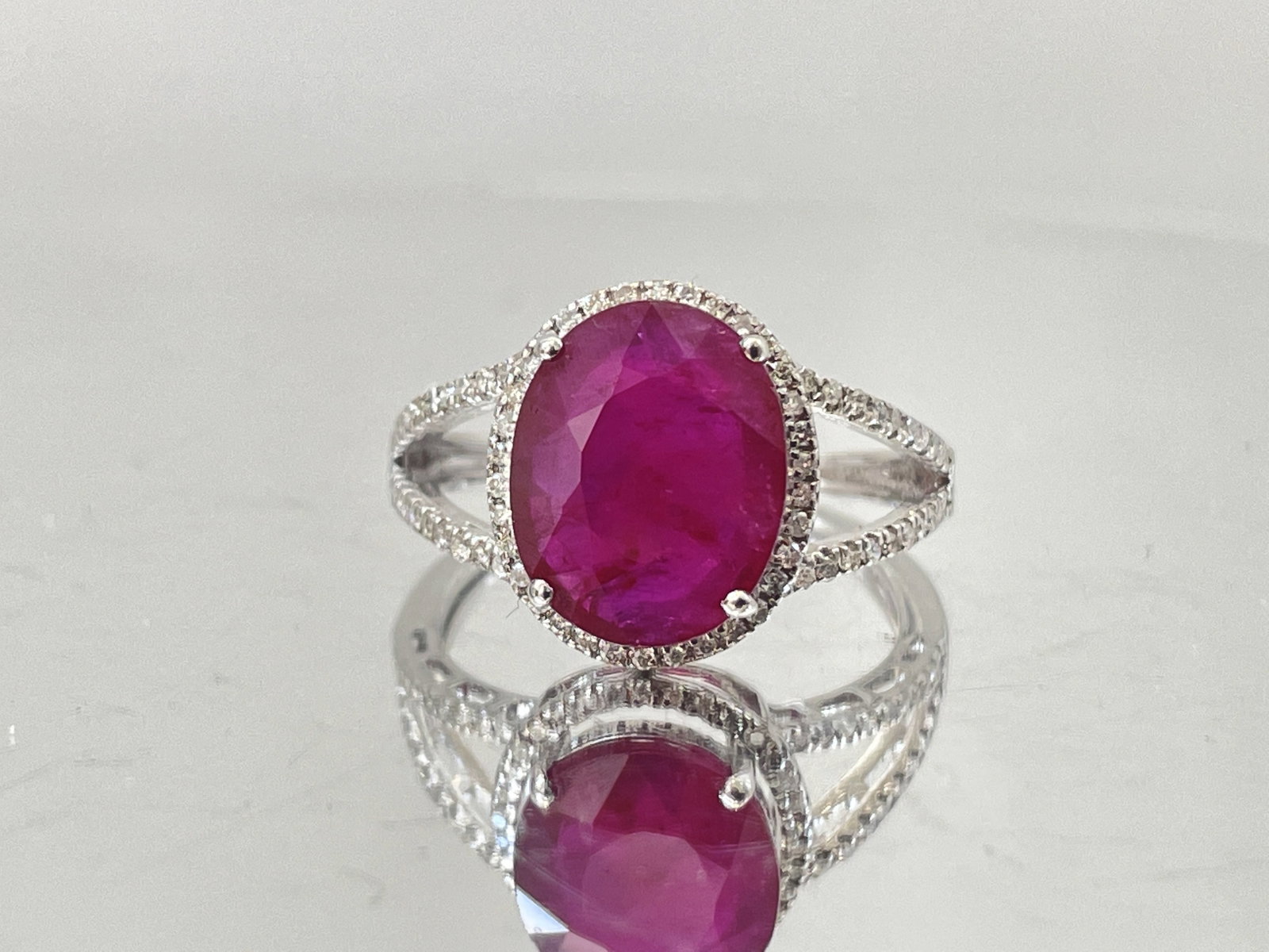Natural Burma Ruby 3.77Ct With Natural Diamonds & 18k Gold - 2
