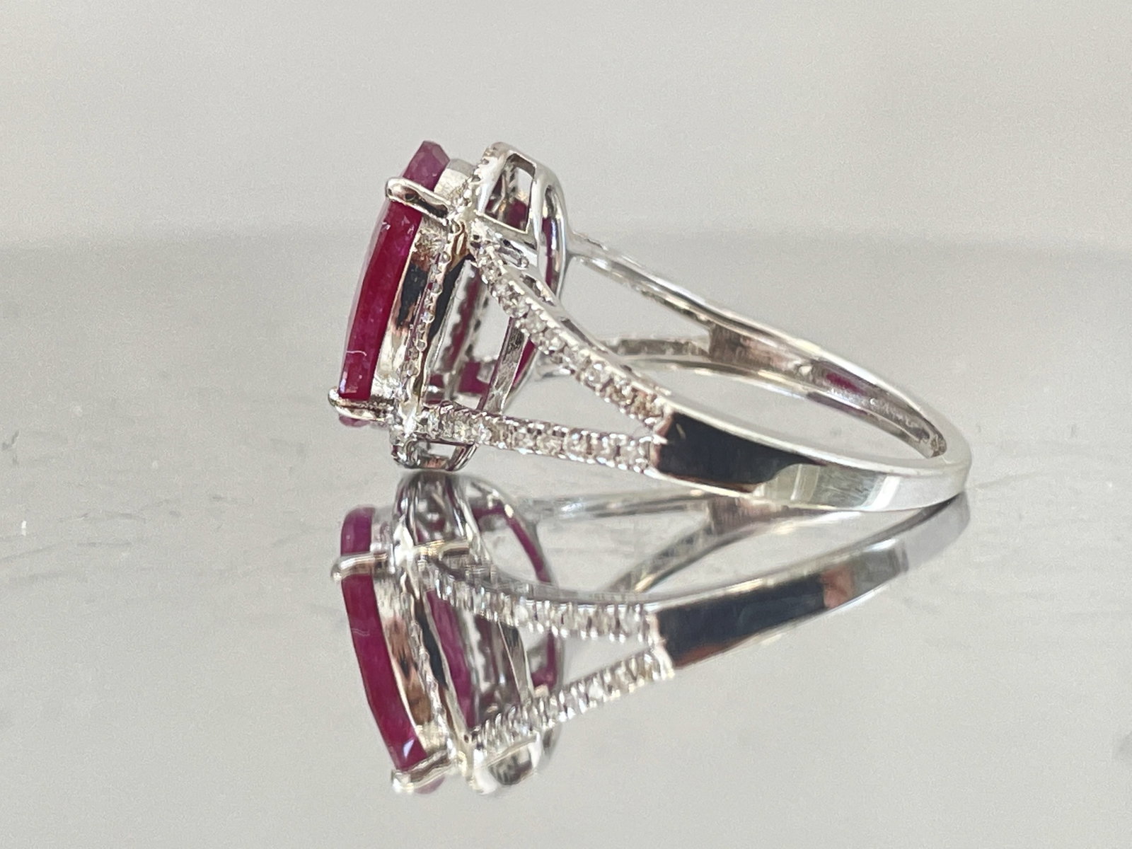 Natural Burma Ruby 3.77Ct With Natural Diamonds & 18k Gold - 4