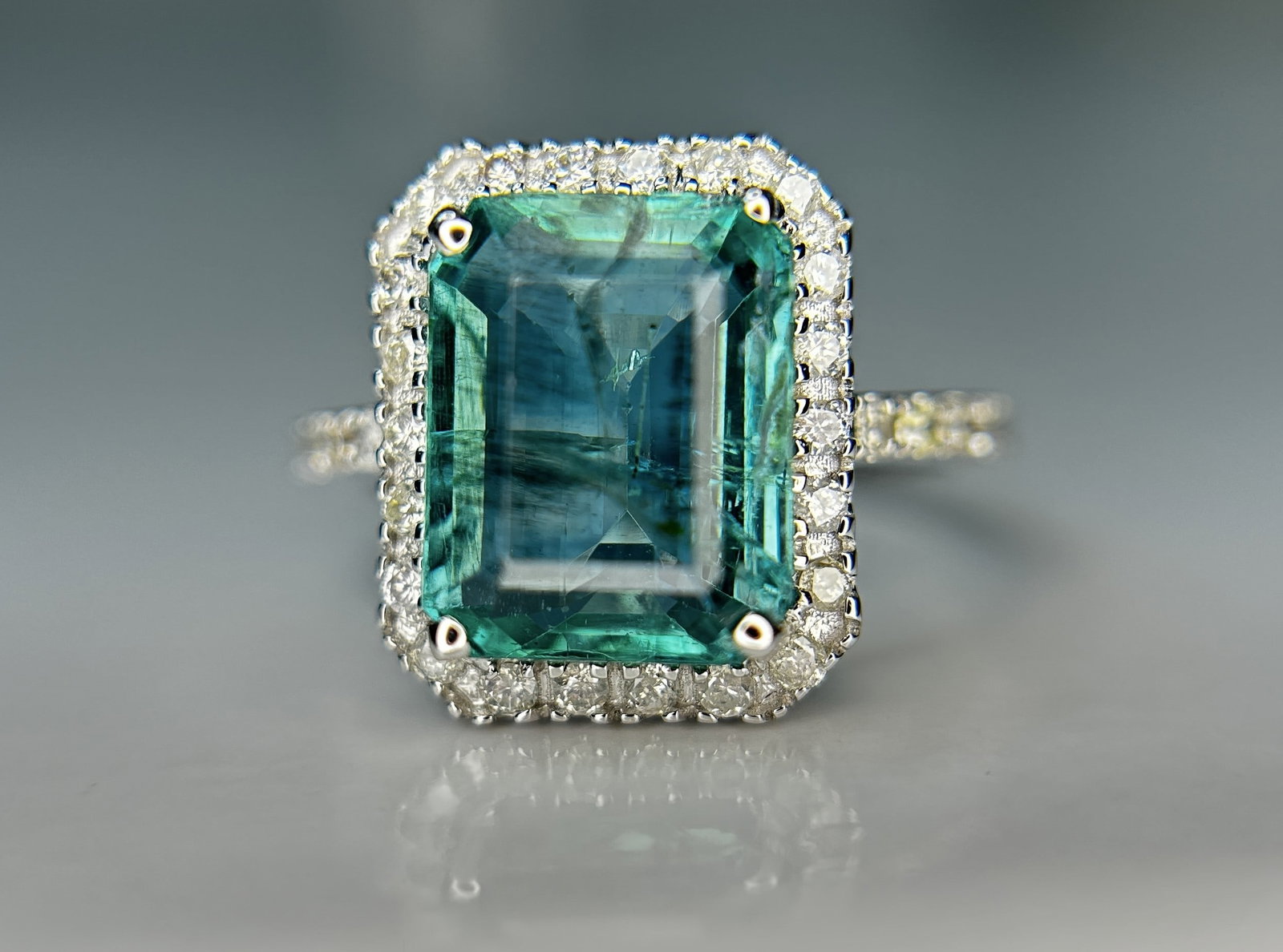 Beautiful Natural Emerald 4.27 CT With Natural Diamonds & 18k Gold: Title: Beautiful Natural Emerald 4.27 CT With Natural Diamonds & 18k Gold Description: Beautiful 4.27 CT Natural Emerald With Natural Diamonds & 18k Gold Description: Total Carat Weight -