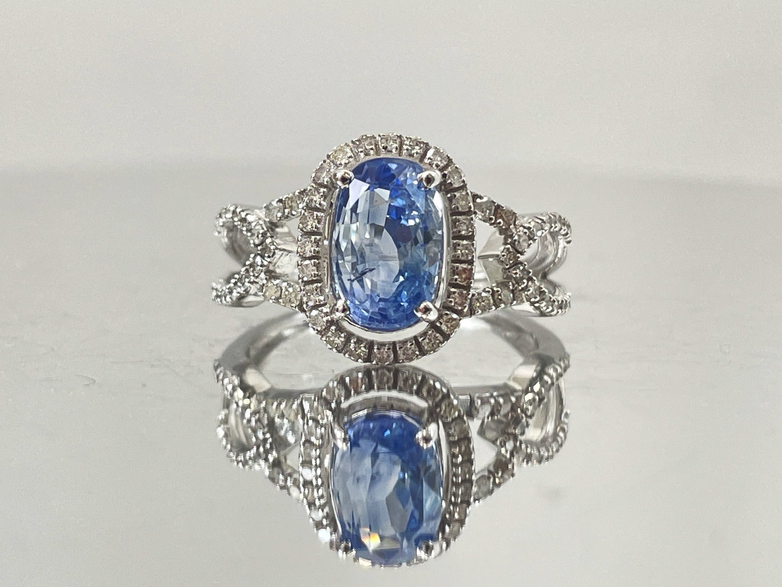 Beautiful 3.16 CT Natural Ceylon Cornflour Blue Sapphire Diamonds & 18k Gold: Title: Beautiful 3.16 CT Natural Ceylon Cornflour Blue Sapphire Diamonds & 18k Gold Description: Beautiful 3.16 ct Natural Ceylon Blue Sapphire With Natural Diamonds & 18k White Gold. 