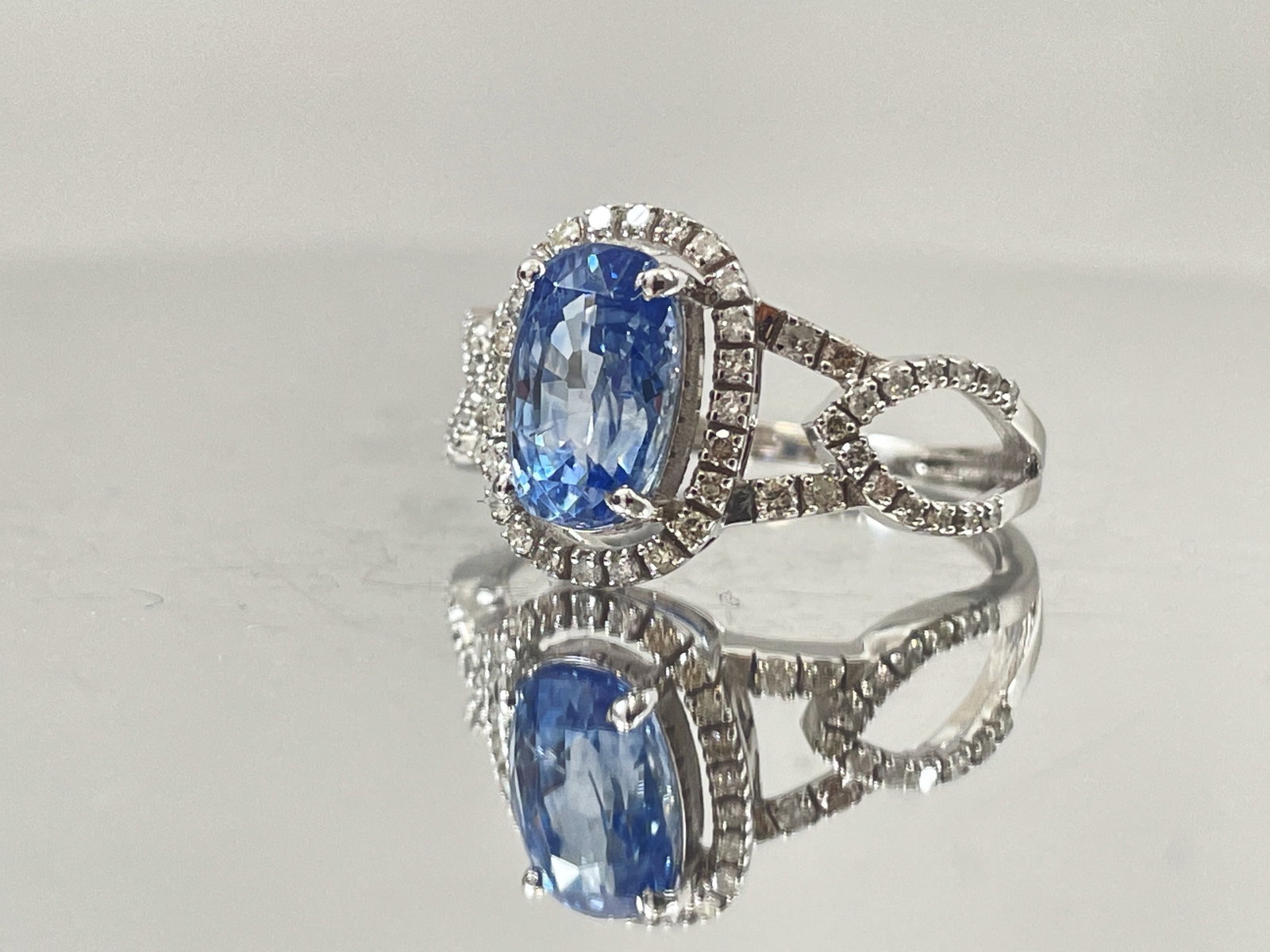 Beautiful 3.16 CT Natural Ceylon Cornflour Blue Sapphire Diamonds & 18k Gold - 2