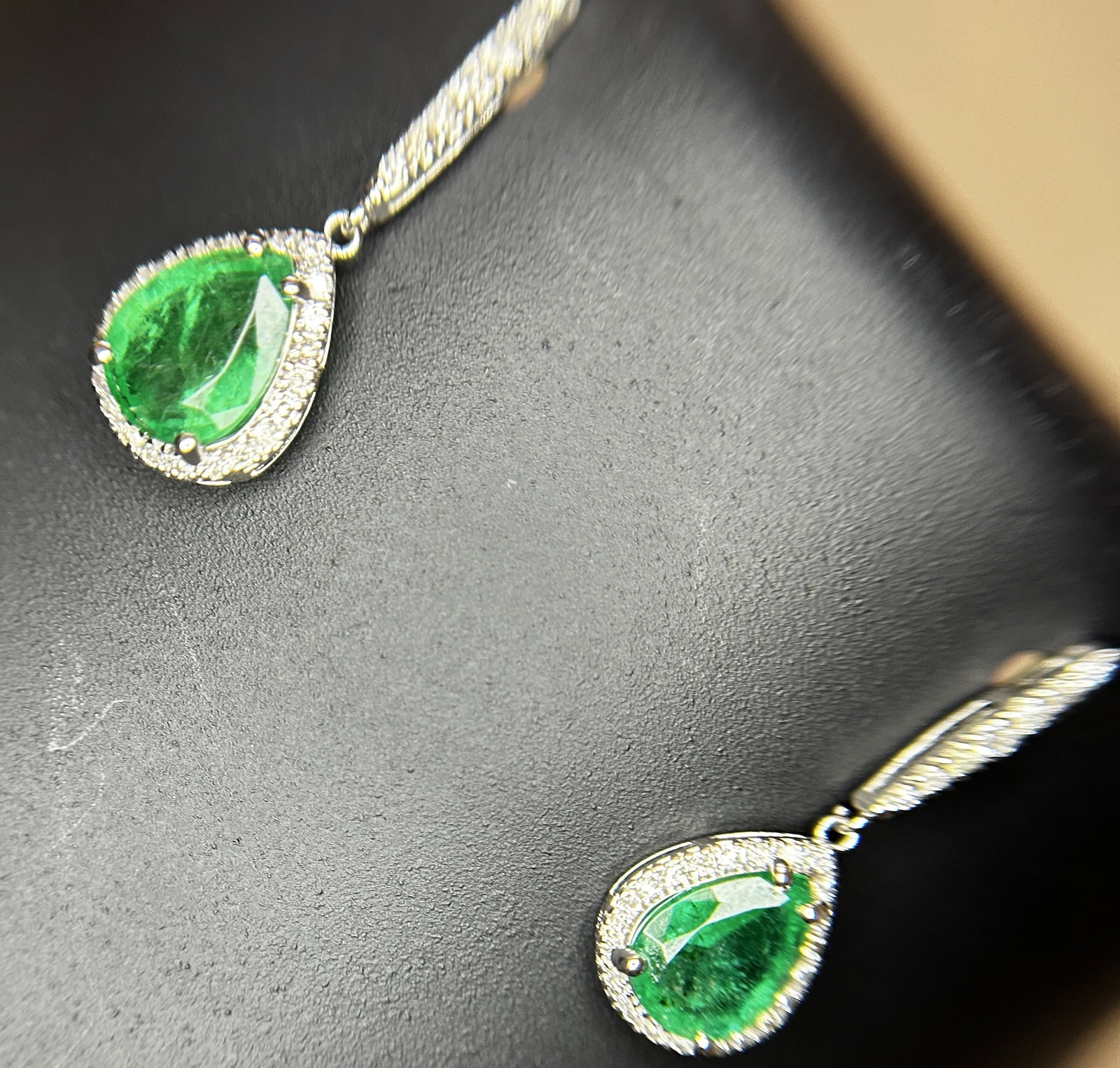 Beautiful 3.21ct Natural Emerald Earrings With Natural Diamonds & 18k Gold: Title: Beautiful 3.21ct Natural Emerald Earrings With Natural Diamonds & 18k Gold Description: Beautiful 3.21ct Natural Emerald Earrings With Natural Diamonds & 18k Gold Description: Total