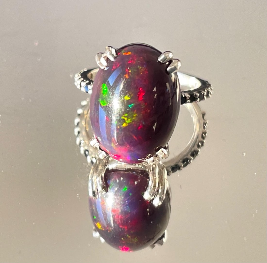 Beautiful Natural 7.66Ct Black Opal Ring With Natural Black Diamonds and 18k Gold - 4