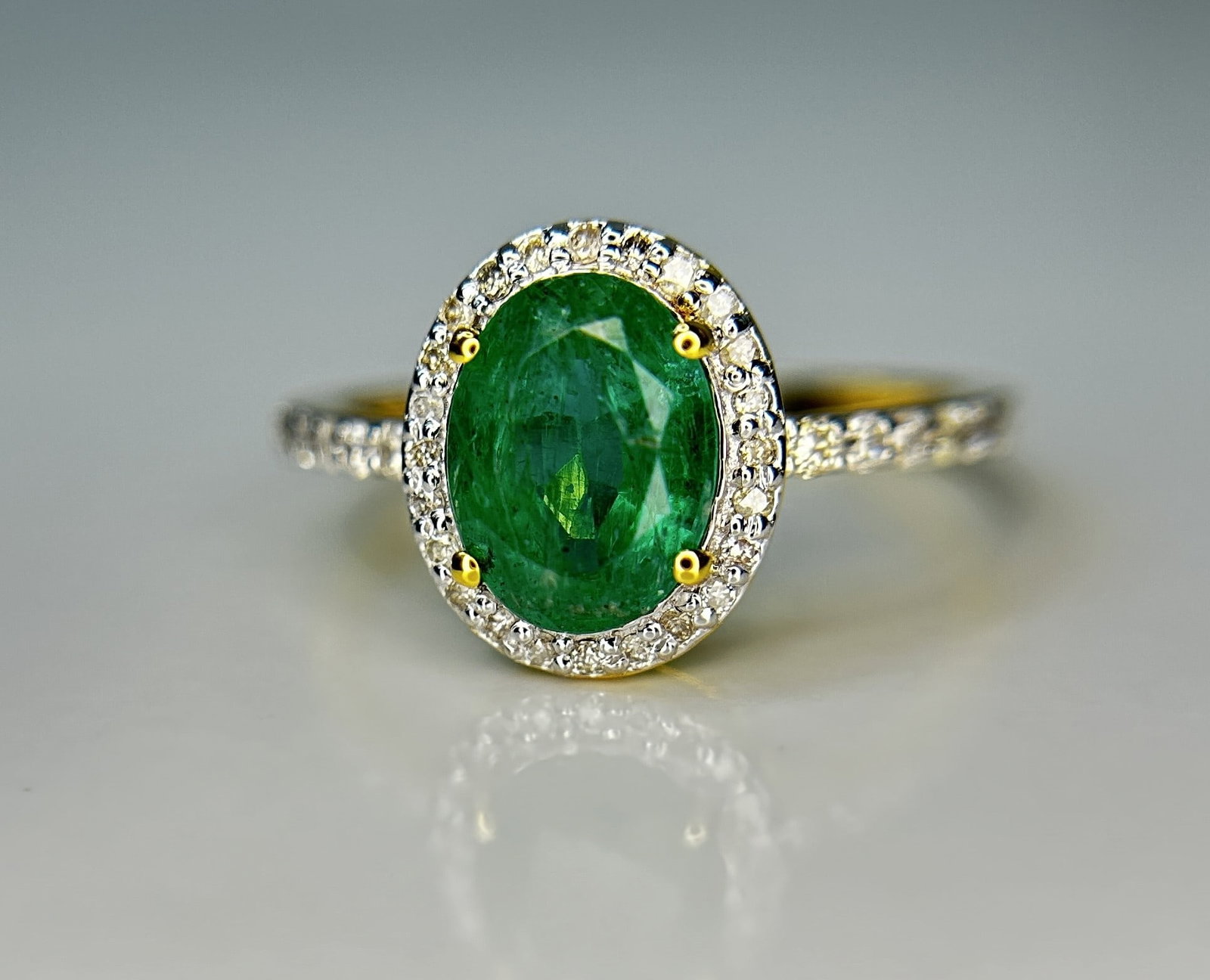 Beautiful Natural Emerald 1.40 CT With Natural Diamonds & 18k Gold: Title: Beautiful Natural Emerald 1.40 CT With Natural Diamonds & 18k Gold Description: Beautiful 1.40 CT Natural Emerald With Natural Diamonds & 18k Gold Description: Total Carat Weight -