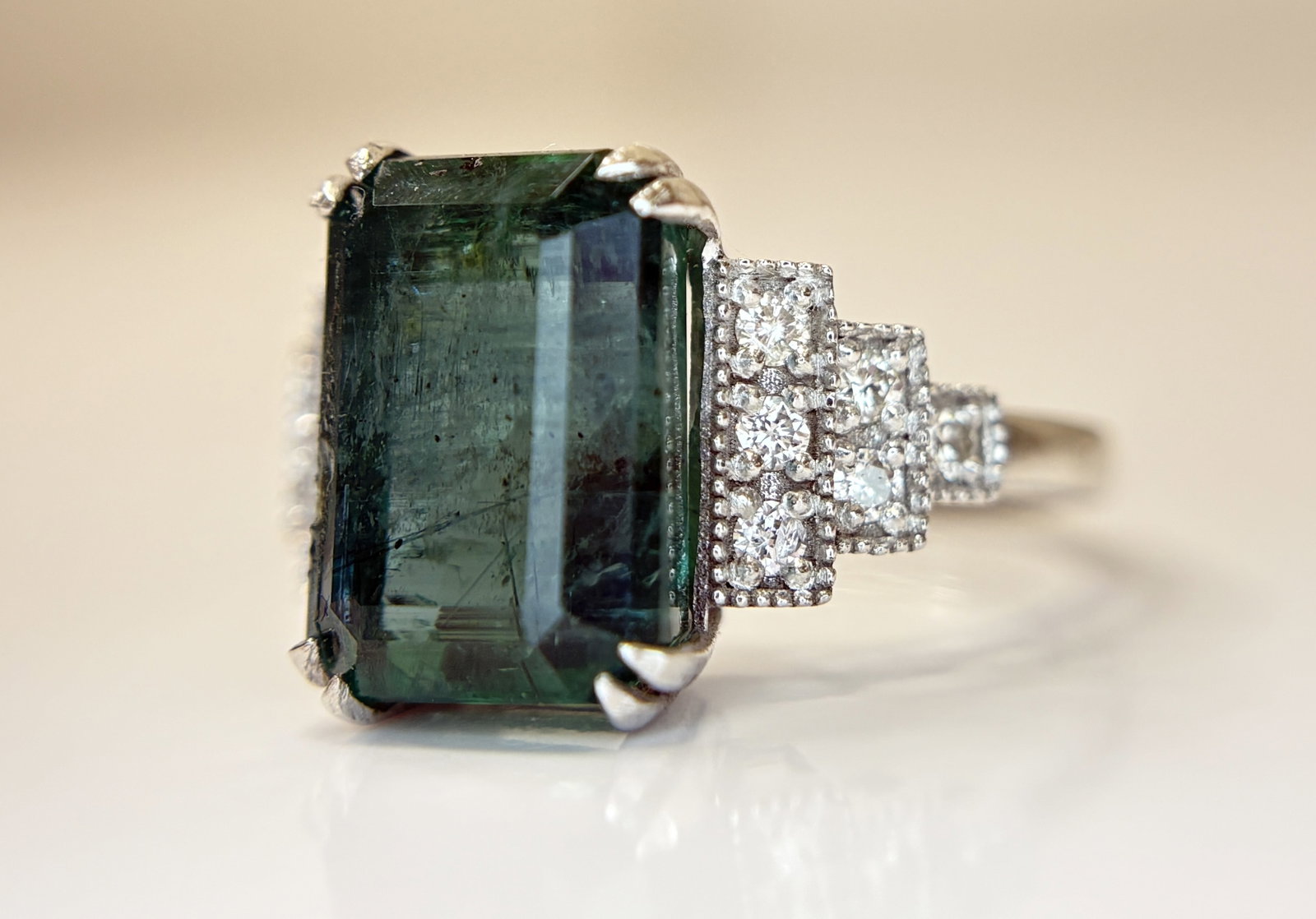 Beautiful 5.84 CT Natural Emerald With Natural Diamonds & 18k Gold: Title: Beautiful 5.84 CT Natural Emerald With Natural Diamonds & 18k Gold Description: Beautiful 5.84 CT Natural Emerald With Natural Diamonds & 18k Gold Description: Total Carat Weight -