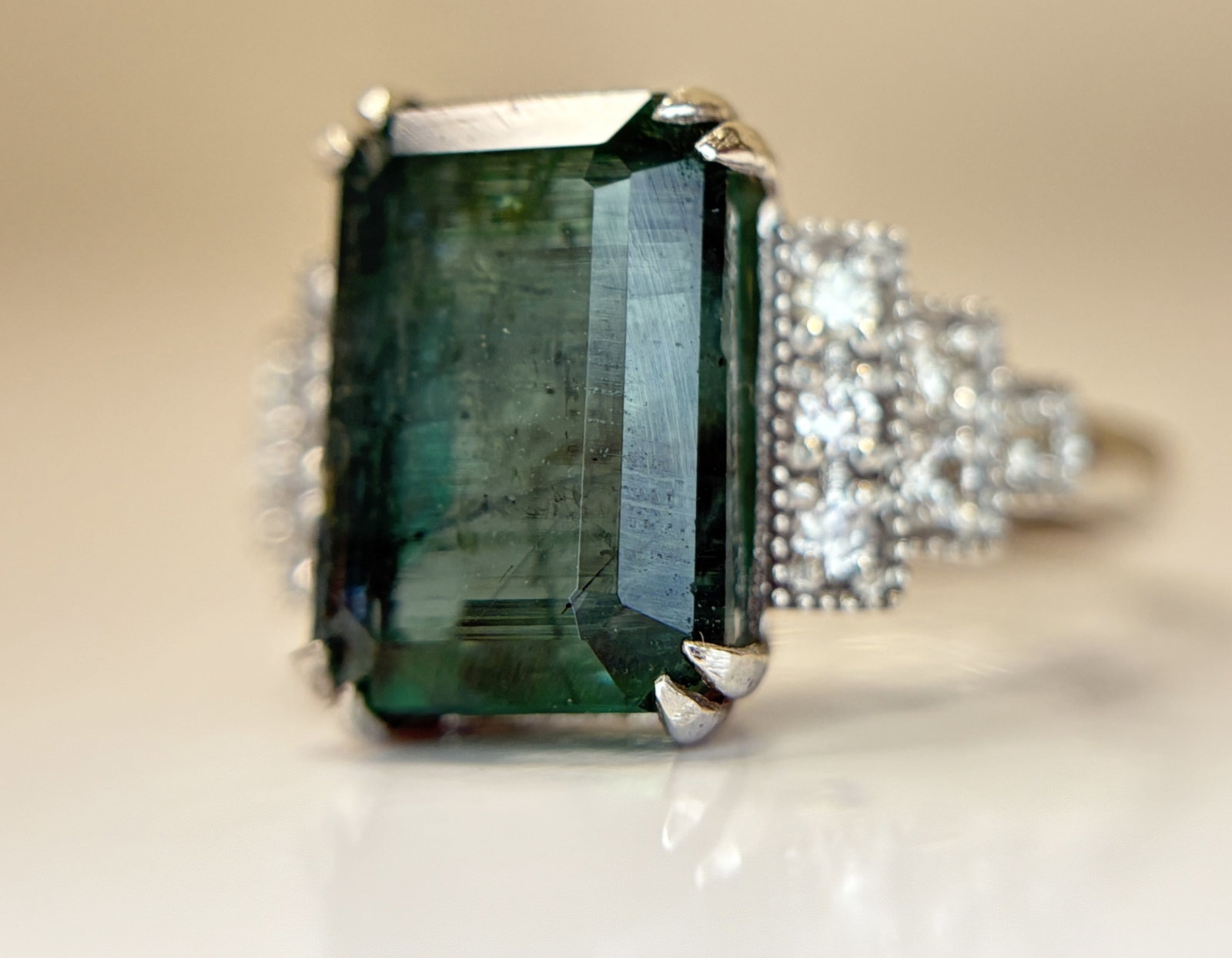 Beautiful 5.84 CT Natural Emerald With Natural Diamonds & 18k Gold - 4