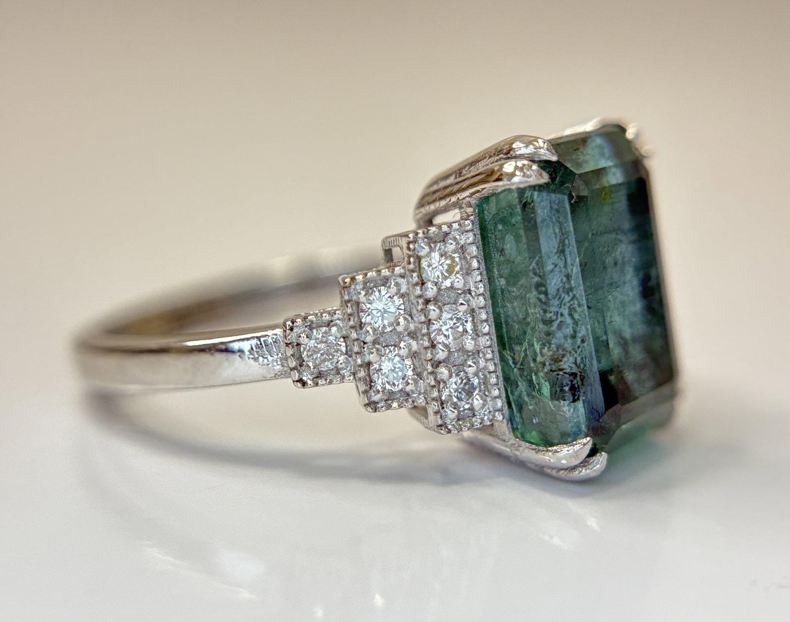 Beautiful 5.84 CT Natural Emerald With Natural Diamonds & 18k Gold - 7