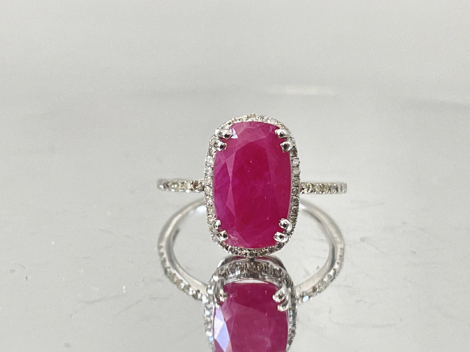 Natural Burma Ruby 4.12 Ct With Natural Diamonds & 18k Gold: Title: Natural Burma Ruby 4.12 Ct With Natural Diamonds & 18k Gold Description: Beautiful 4.12ct Natural Burmese Ruby Ring With Natural Diamonds. Dispatched with Royal Mail Signed For