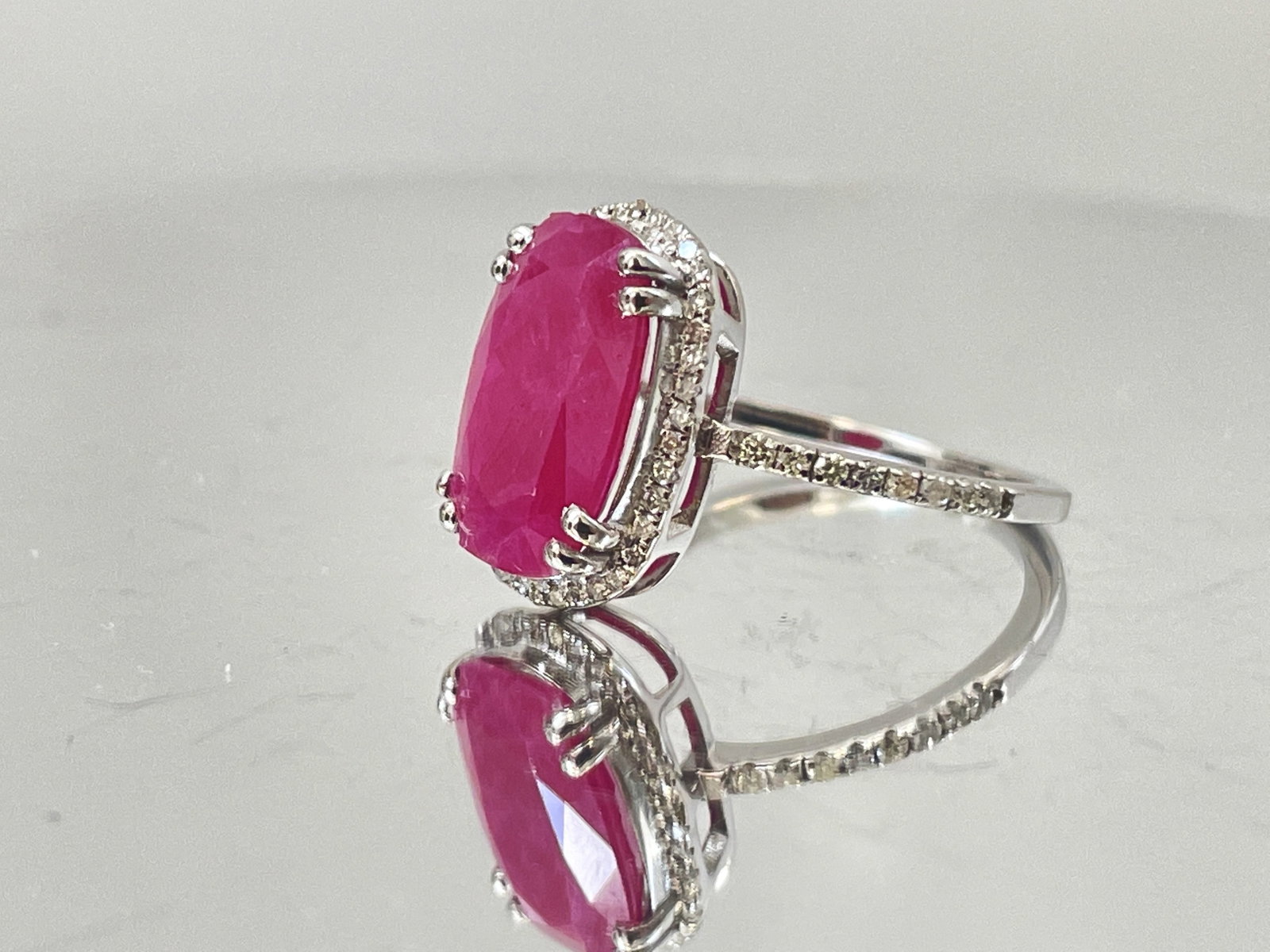 Natural Burma Ruby 4.12 Ct With Natural Diamonds & 18k Gold - 3