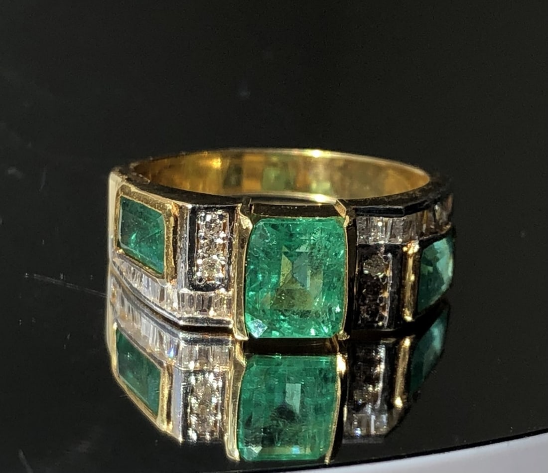 Beautiful 2.80 Carat Natural Emerald Ring With Natural Diamonds and 18k Gold: Title: Beautiful 2.80 Carat Natural Emerald Ring With Natural Diamonds and 18k Gold Description: Beautiful 2.80 Carat Natural Emerald Ring With Natural Diamonds and 18k Gold Description: Total Carat