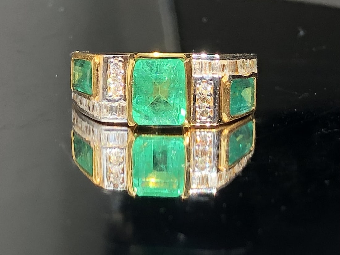 Beautiful 2.80 Carat Natural Emerald Ring With Natural Diamonds and 18k Gold - 2