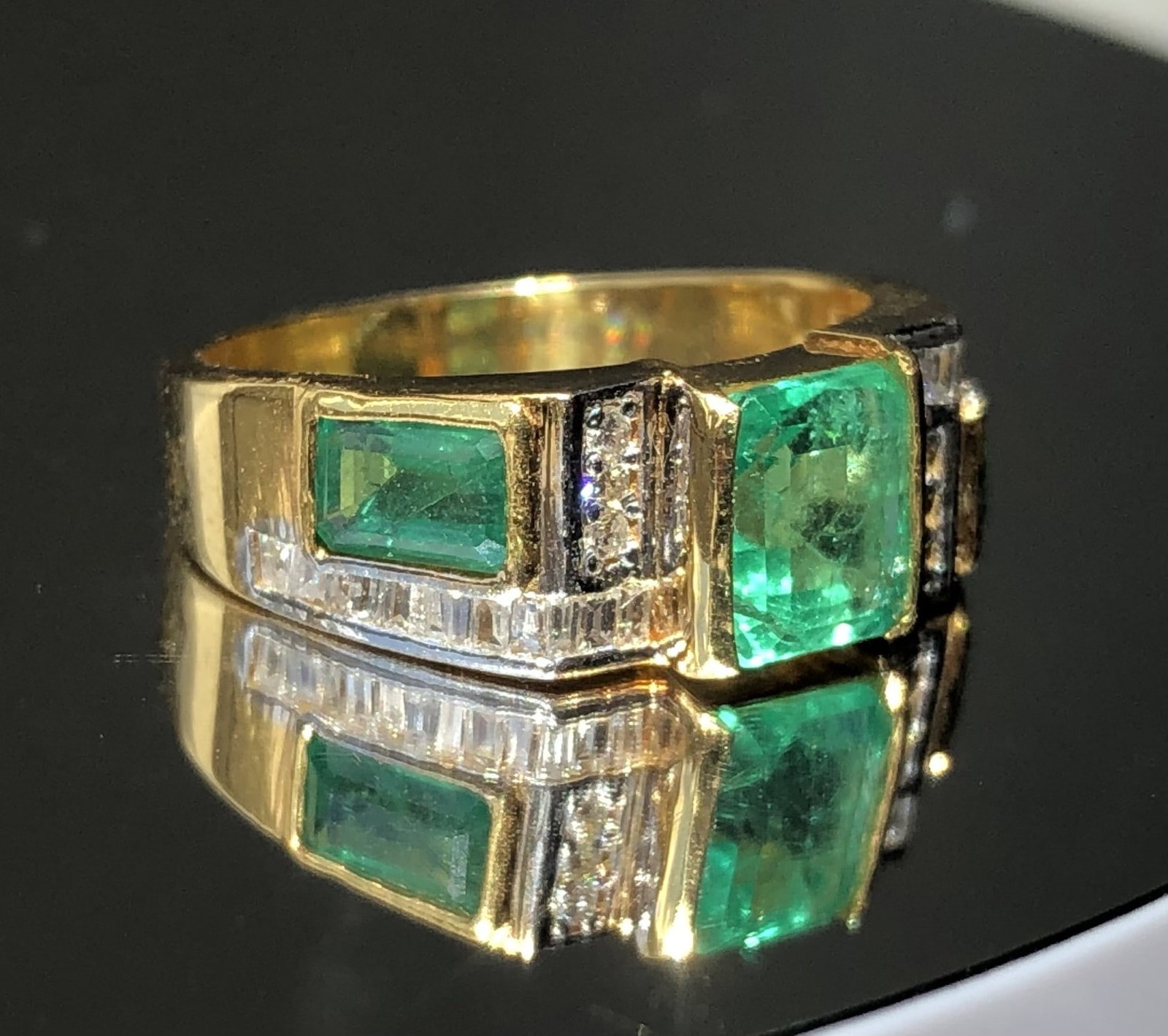 Beautiful 2.80 Carat Natural Emerald Ring With Natural Diamonds and 18k Gold - 3