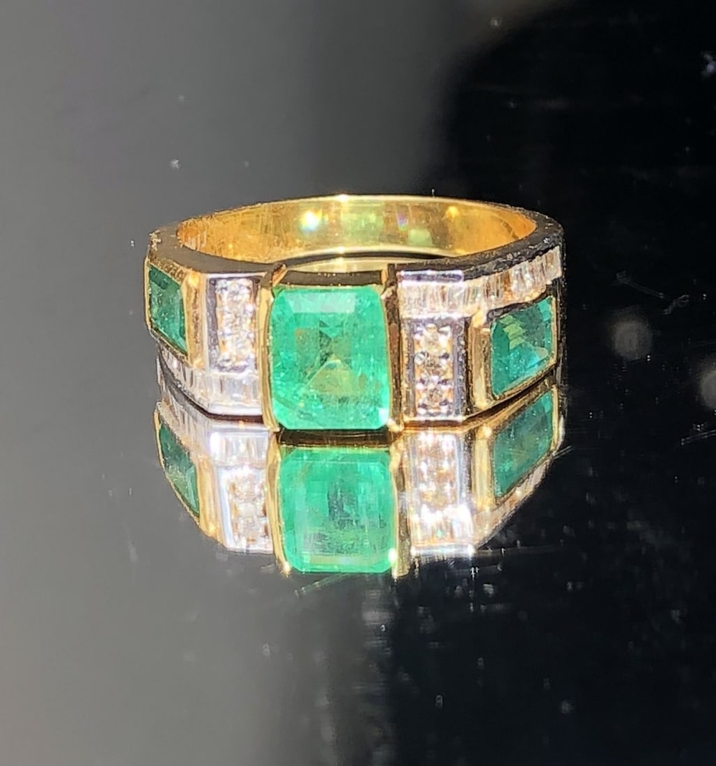 Beautiful 2.80 Carat Natural Emerald Ring With Natural Diamonds and 18k Gold - 4