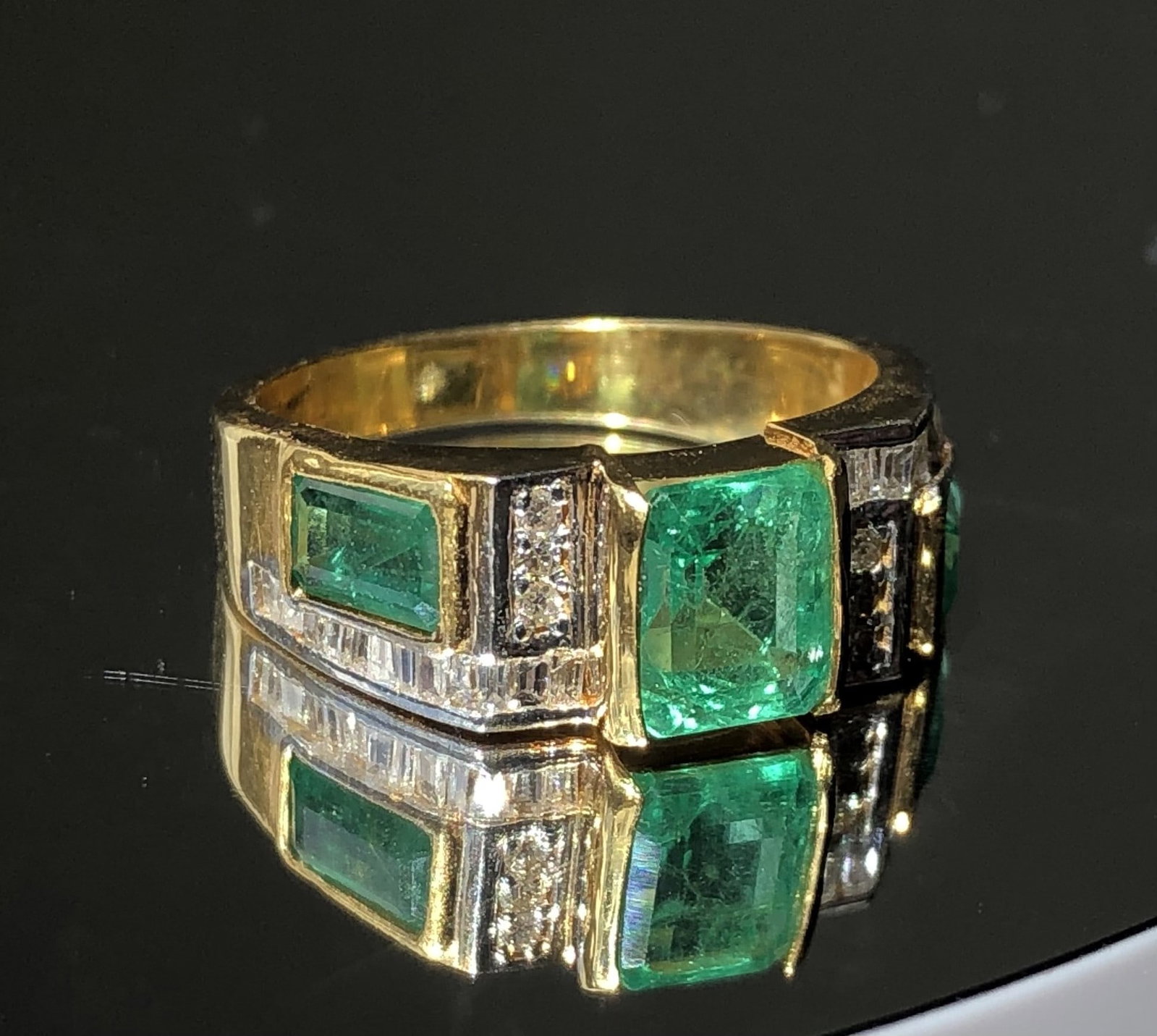 Beautiful 2.80 Carat Natural Emerald Ring With Natural Diamonds and 18k Gold - 5