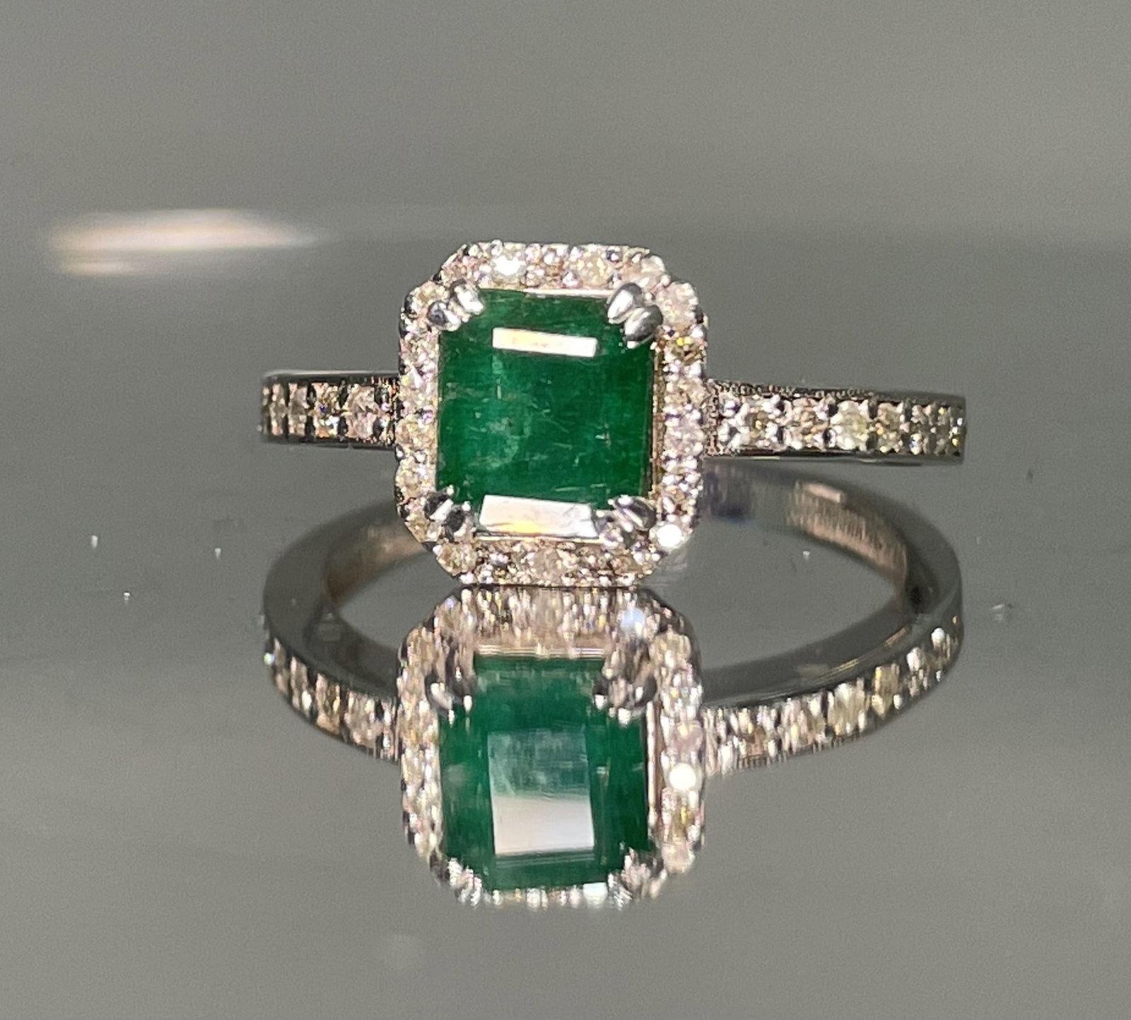 Beautiful Natural Emerald With Natural Diamonds & 18k Gold: Title: Beautiful Natural Emerald With Natural Diamonds & 18k Gold Description: Beautiful 1.20 CT Natural Emerald With Natural Diamonds & 18k Gold Description: Total Carat Weight - 1.42