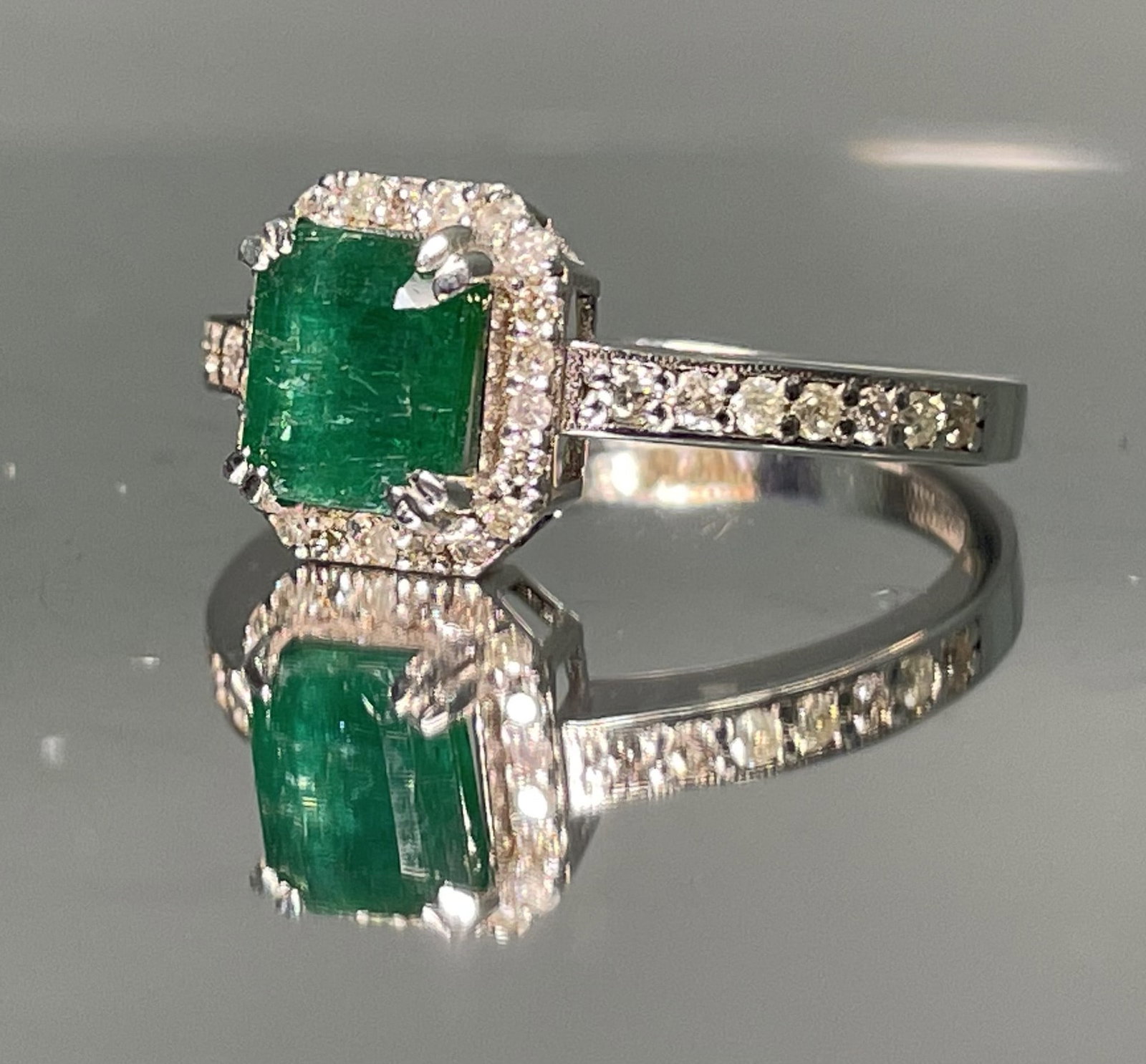 Beautiful Natural Emerald With Natural Diamonds & 18k Gold - 2