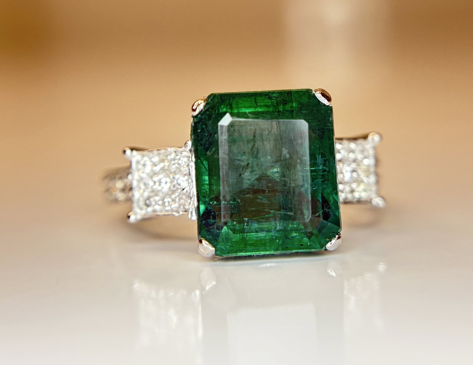 Beautiful 4.49 CT Natural Emerald With Natural Diamonds & 18k Gold - 2