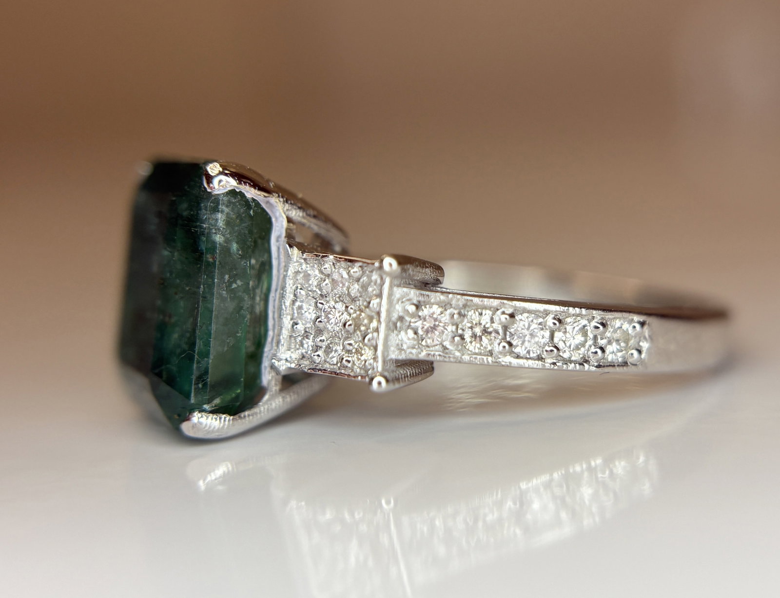 Beautiful 4.49 CT Natural Emerald With Natural Diamonds & 18k Gold - 4