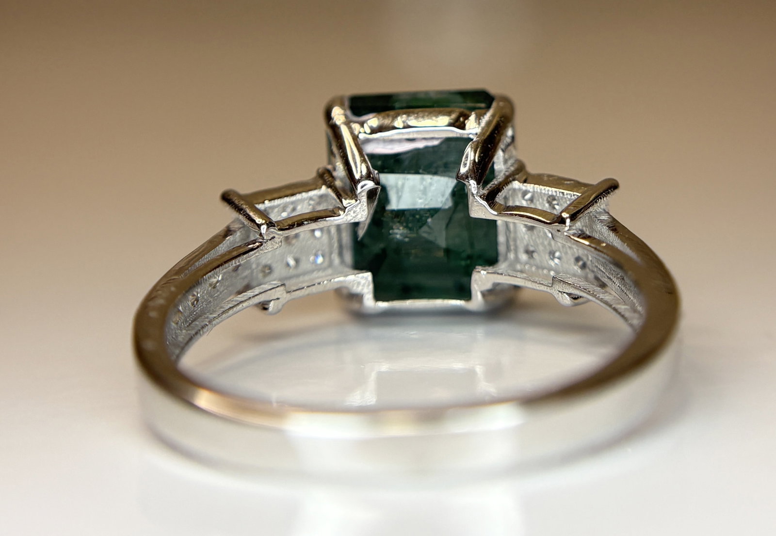 Beautiful 4.49 CT Natural Emerald With Natural Diamonds & 18k Gold - 6