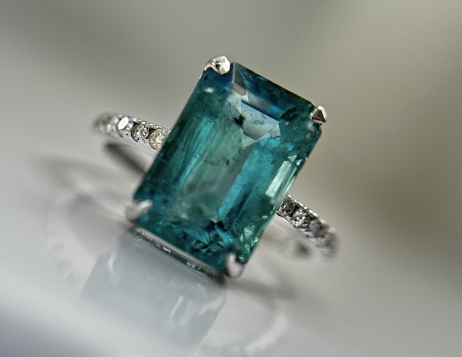 Beautiful Natural Emerald 4.26 CT With Natural Diamonds & 18k Gold: Title: Beautiful Natural Emerald 4.26 CT With Natural Diamonds & 18k Gold Description: Beautiful 4.26 CT Natural Emerald With Natural Diamonds & 18k Gold Description: Total Carat Weight -