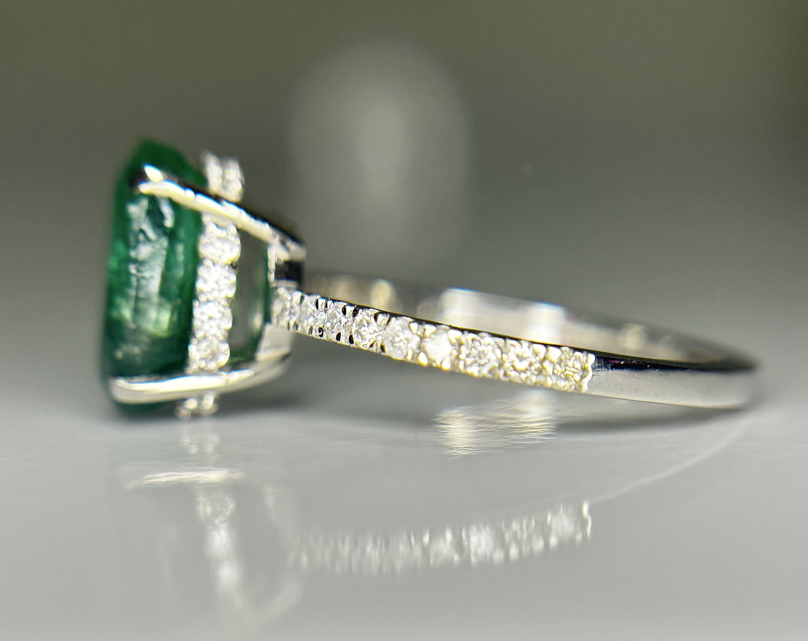 Beautiful 2.60 CT Natural Emerald Ring With Natural Diamonds & Platinum 950 - 3