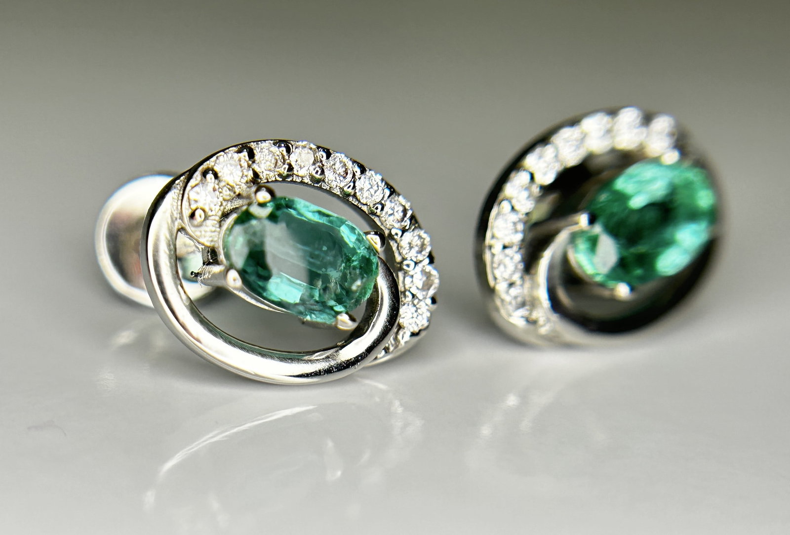 Beautiful 0.93ct Natural Emerald, Diamond Halo Set Stud Earrings In Platinum 950 - 4