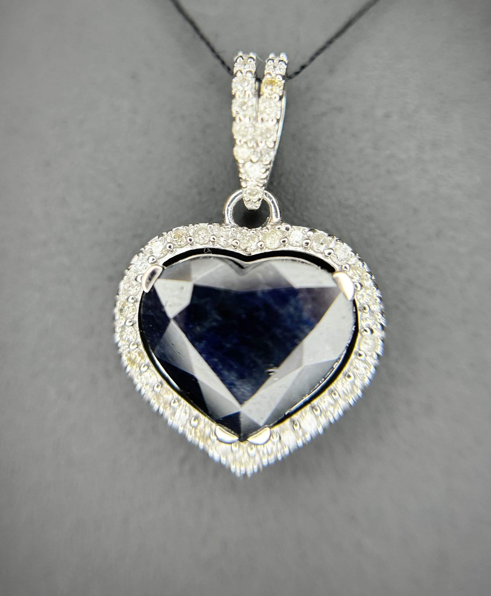 Beautiful 3.17 CT Unheated Ceylon Blue Sapphire With Natural Diamonds & 18k Gold: Title: Beautiful 3.17 CT Unheated Ceylon Blue Sapphire With Natural Diamonds & 18k Gold Description: Beautiful 3.17 CT Unheated Ceylon Blue Sapphire With Natural Diamonds & 18k Gold