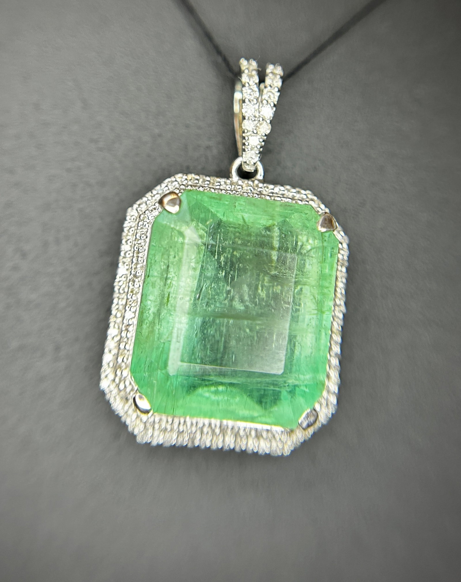 Beautiful 19.58 ct Natural Columbian Emerald With Natural Diamonds & 18k Gold - 2
