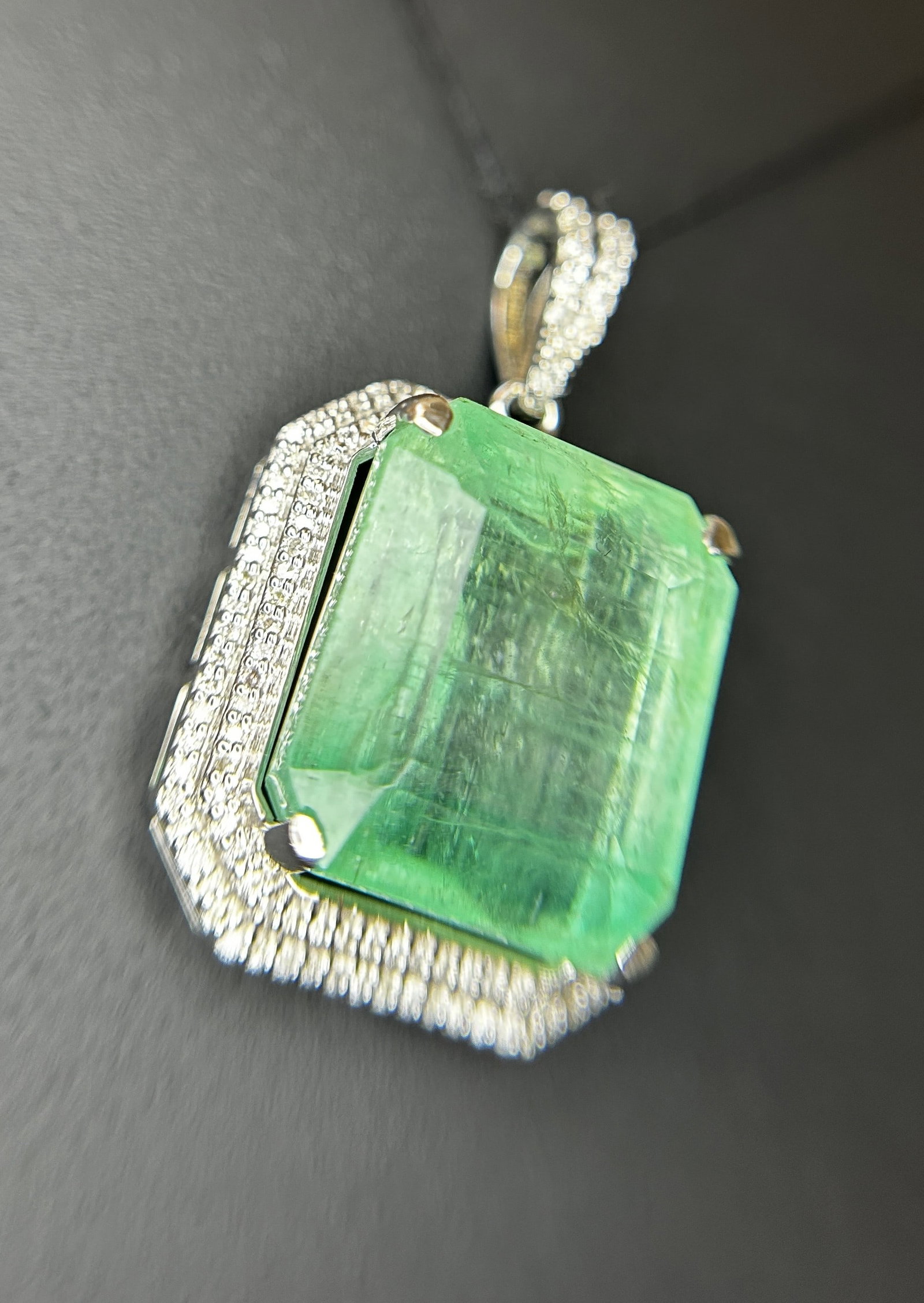 Beautiful 19.58 ct Natural Columbian Emerald With Natural Diamonds & 18k Gold - 6