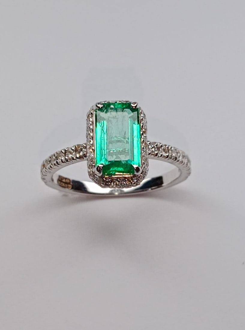 Beautiful Natural Emerald With Natural Diamonds & 18k Gold: Title: Beautiful Natural Emerald With Natural Diamonds & 18k Gold Description: Beautiful 1.45 CT Natural Emerald With Natural Diamonds & 18kGold Description: Total Carat Weight - 1.91