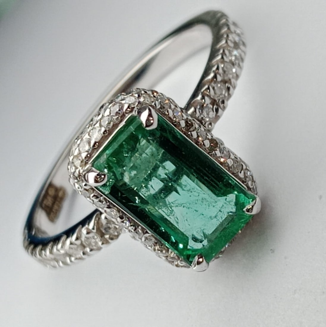 Beautiful Natural Emerald With Natural Diamonds & 18k Gold - 3