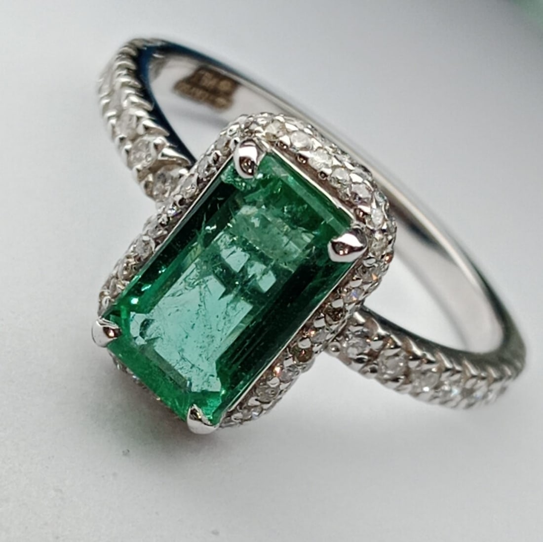 Beautiful Natural Emerald With Natural Diamonds & 18k Gold - 4