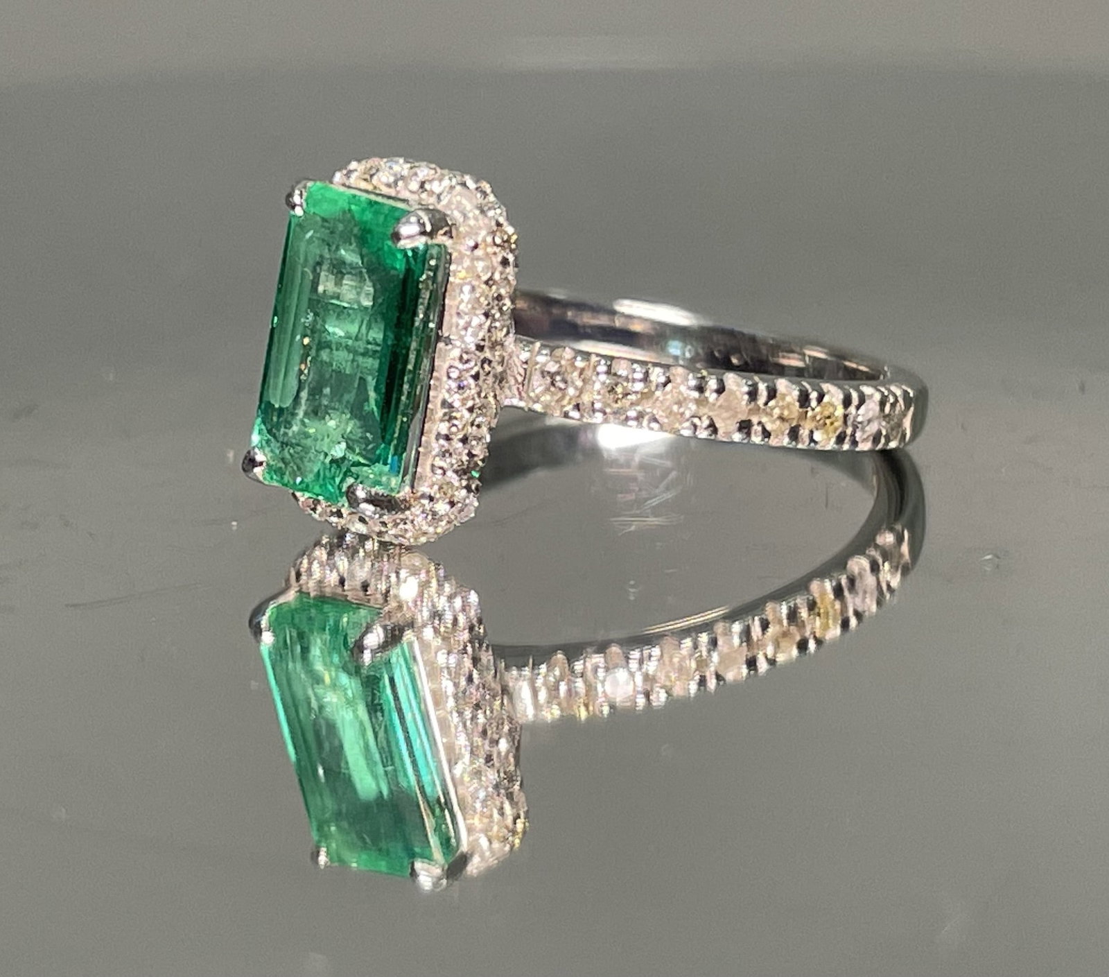 Beautiful Natural Emerald With Natural Diamonds & 18k Gold - 7