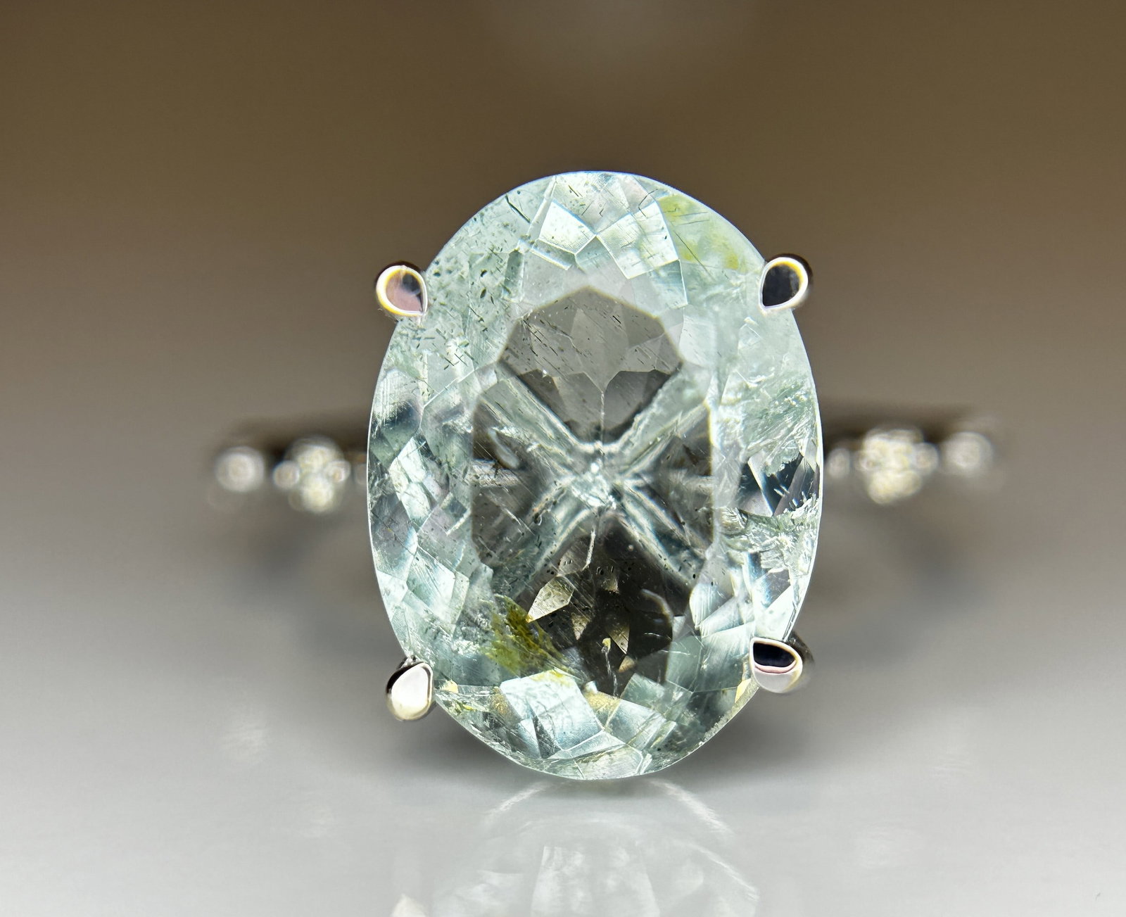 Beautiful 4.70 CT Natural Aquamarine Ring With Natural Diamonds & 18k White Gold: Title: Beautiful 4.70 CT Natural Aquamarine Ring With Natural Diamonds & 18k White Gold Description: Beautiful 4.70 CT Natural Aquamarine Ring With Natural Diamonds & 18k White Gold