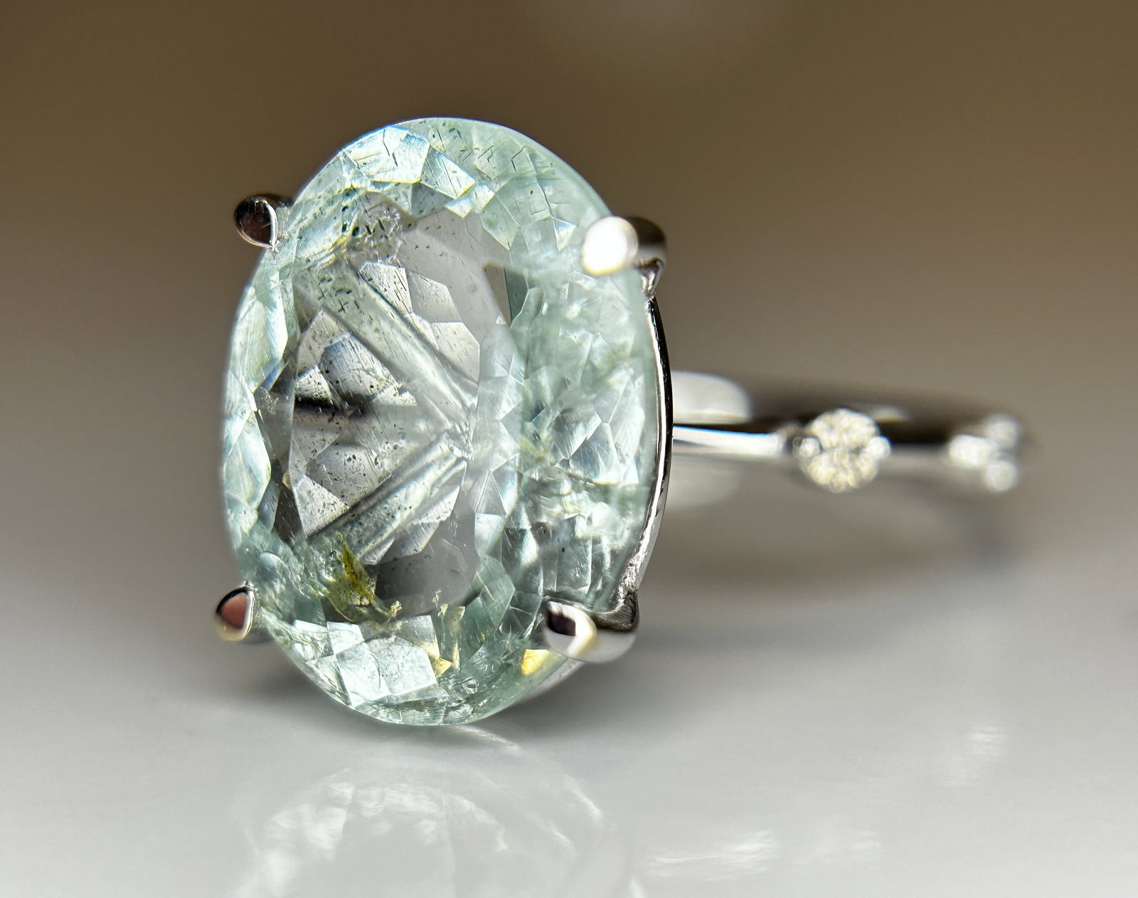 Beautiful 4.70 CT Natural Aquamarine Ring With Natural Diamonds & 18k White Gold - 2