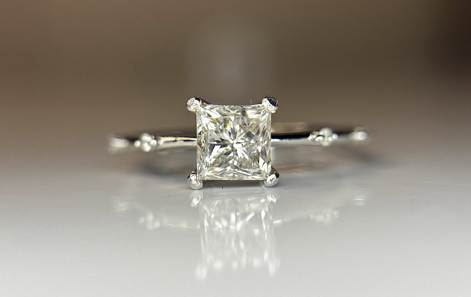 Beautiful 1.07ct Princess Cut Untreated Natural Solitaire Diamond & 18k Gold: Title: Beautiful 1.07ct Princess Cut Untreated Natural Solitaire Diamond & 18k Gold Description: Beautiful 1.07ct Princess Cut Untreated Natural Solitaire Diamond & 18k Gold Description: