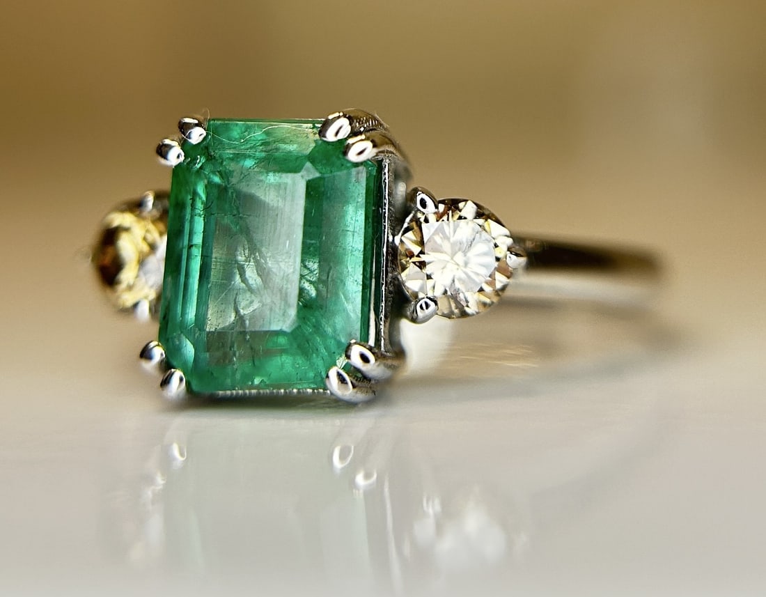Beautiful Natural Emerald 2.41 CT With Natural Diamonds & 18k Gold - 2