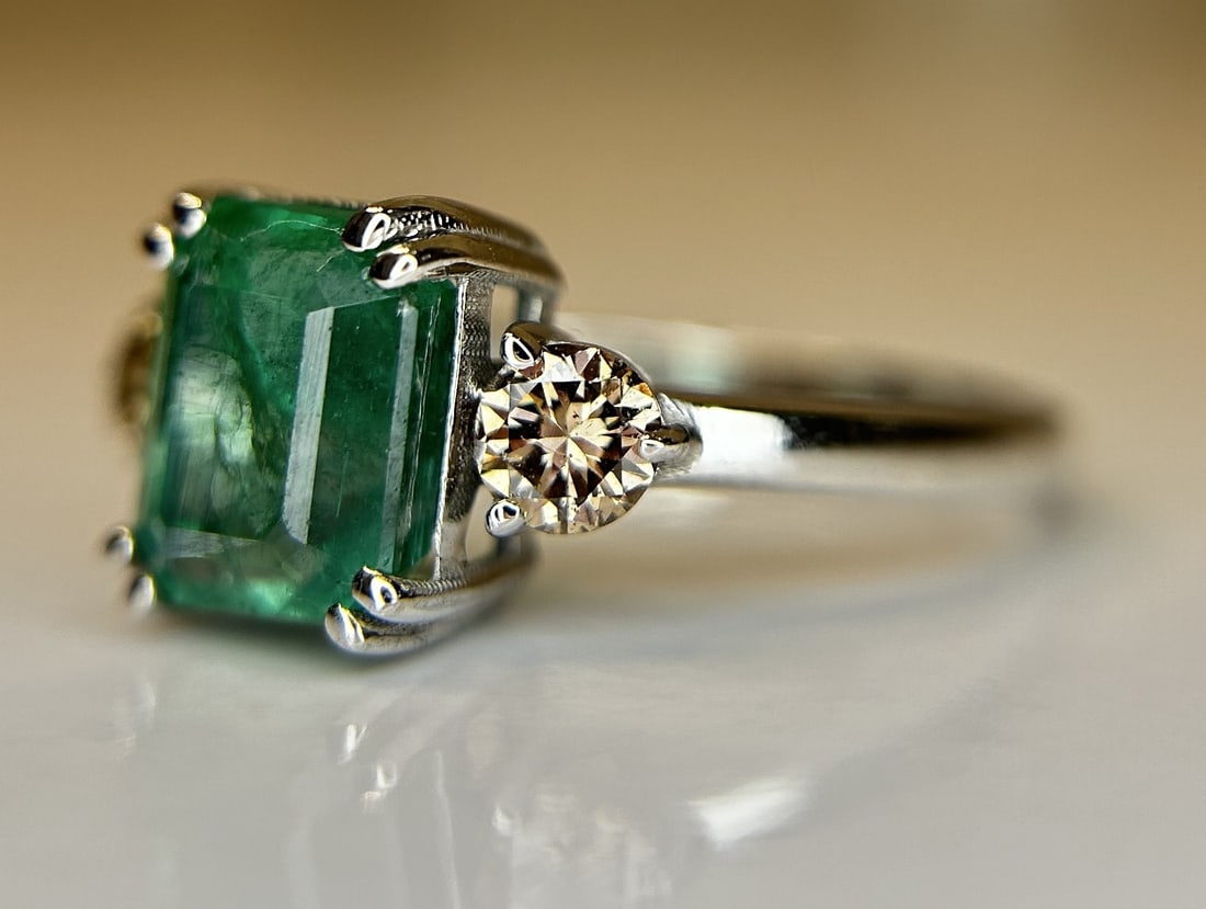 Beautiful Natural Emerald 2.41 CT With Natural Diamonds & 18k Gold - 4