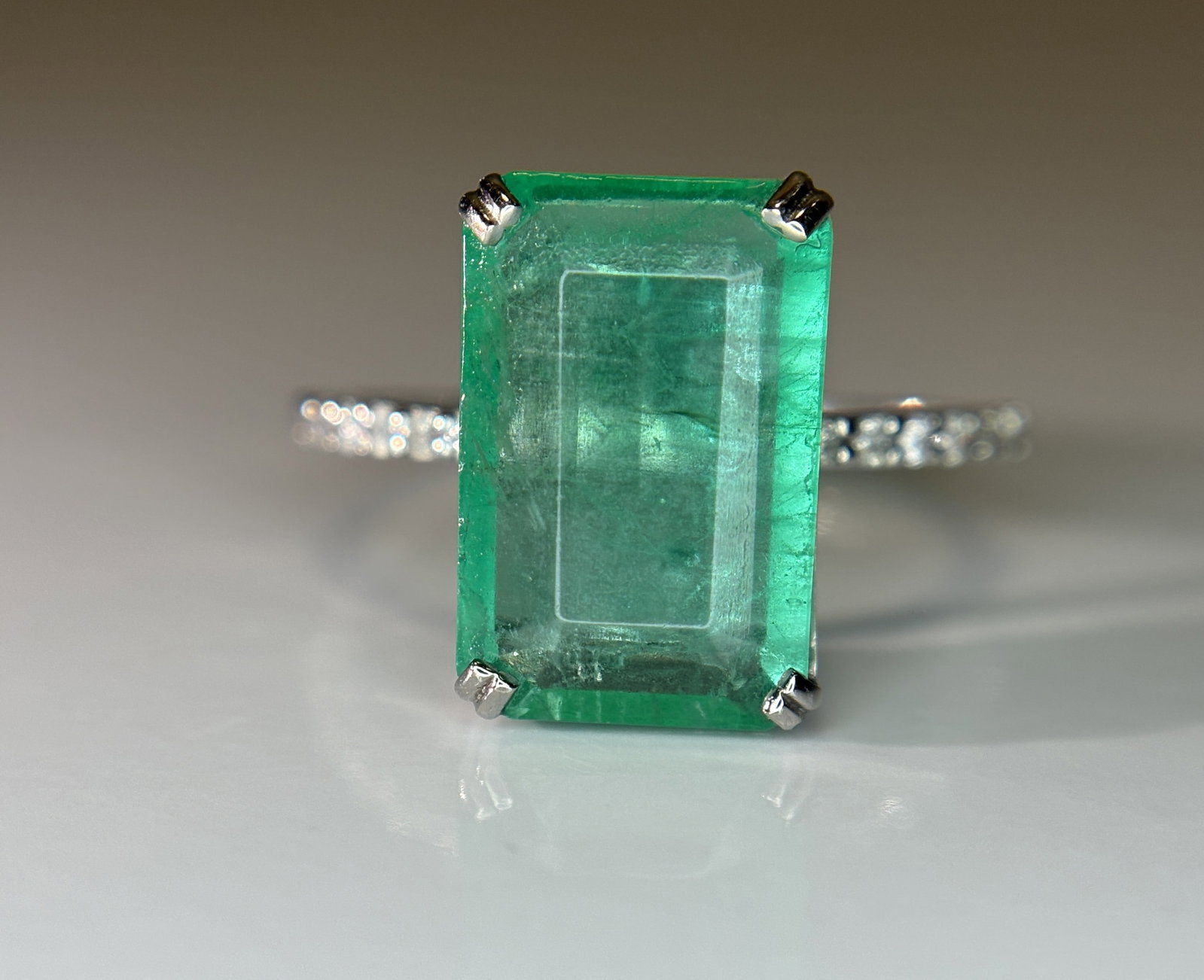 Beautiful 3.66 CT Natural Emerald Ring With Natural Diamonds & Platinum 950: Title: Beautiful 3.66 CT Natural Emerald Ring With Natural Diamonds & Platinum 950 Description: Beautiful 3.66 CT Natural Emerald Ring With Natural Diamonds & Platinum 950 Description: Total