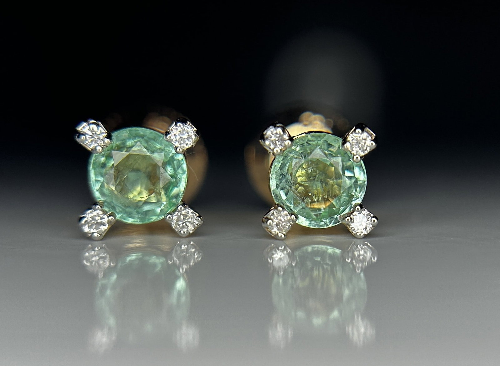 Beautiful 0.70 ct Natural Emerald Earrings With Natural Diamonds & 18k Gold: Title: Beautiful 0.70 ct Natural Emerald Earrings With Natural Diamonds & 18k Gold Description: Beautiful 0.70 ct Natural Emerald Earrings With Natural Diamonds & 18k Gold Description: Total