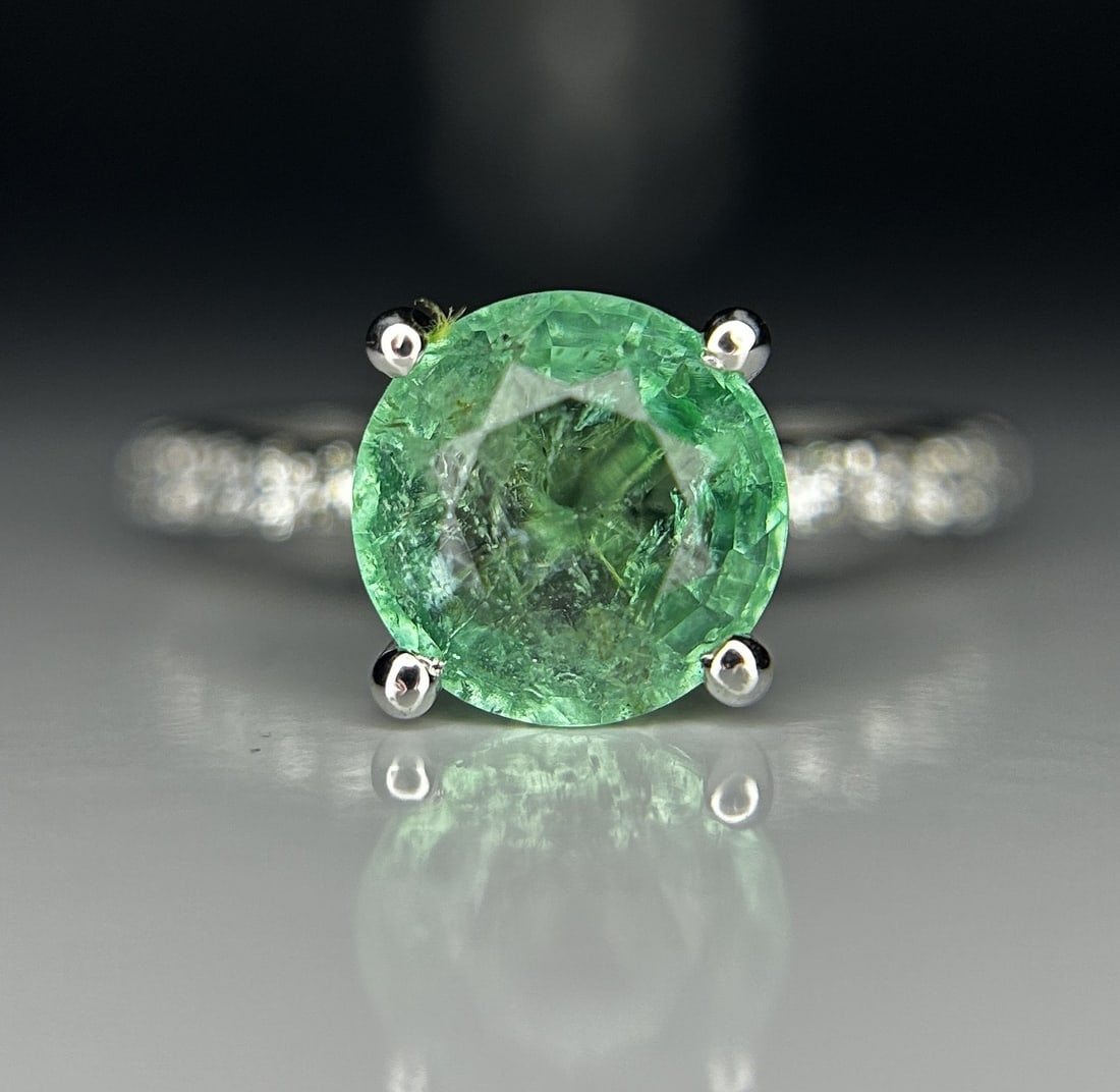 Beautiful 1.84 ct Natural Emerald With Natural Diamonds & 18k Gold: Title: Beautiful 1.84 ct Natural Emerald With Natural Diamonds & 18k Gold Description: Beautiful 1.84 ct Natural Emerald With Natural Diamonds & 18k Gold Description: Total Carat Weight -